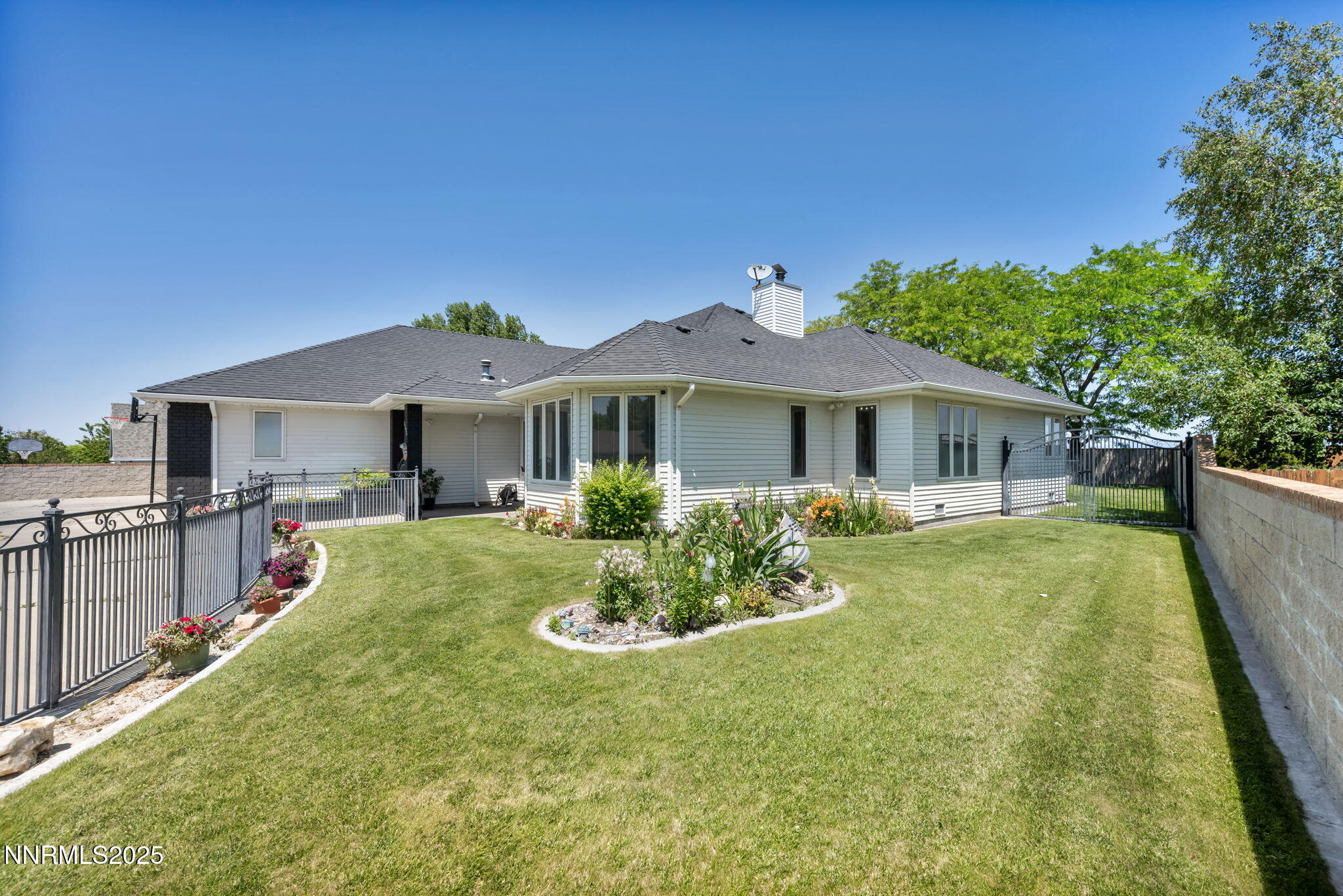 5595 Kluncy Canyon Road Property Photo 4