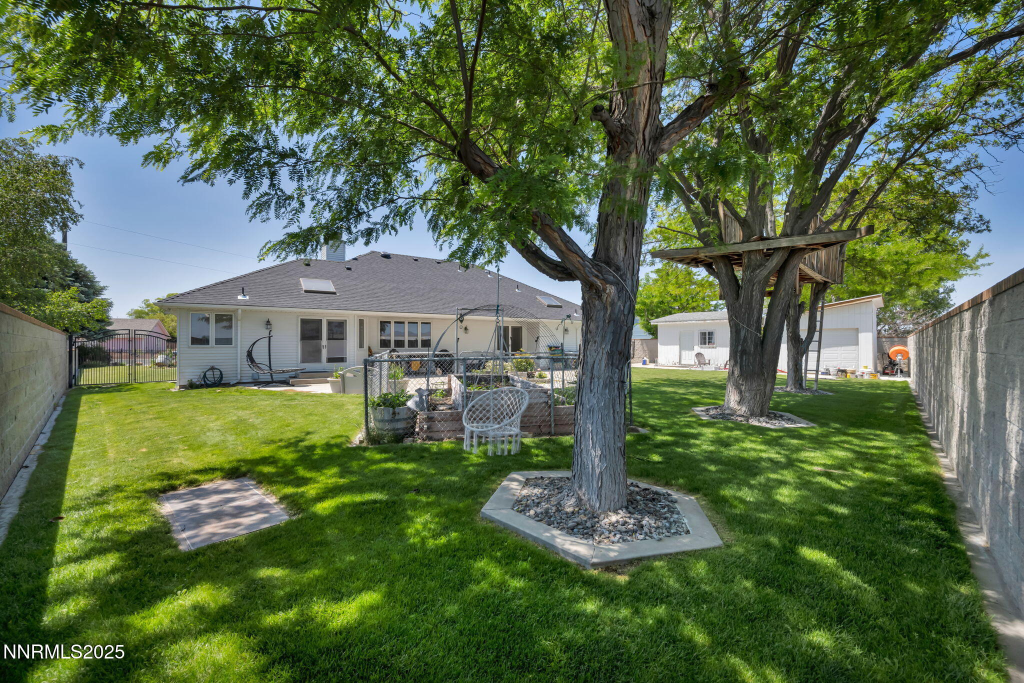 5595 Kluncy Canyon Road Property Photo 5
