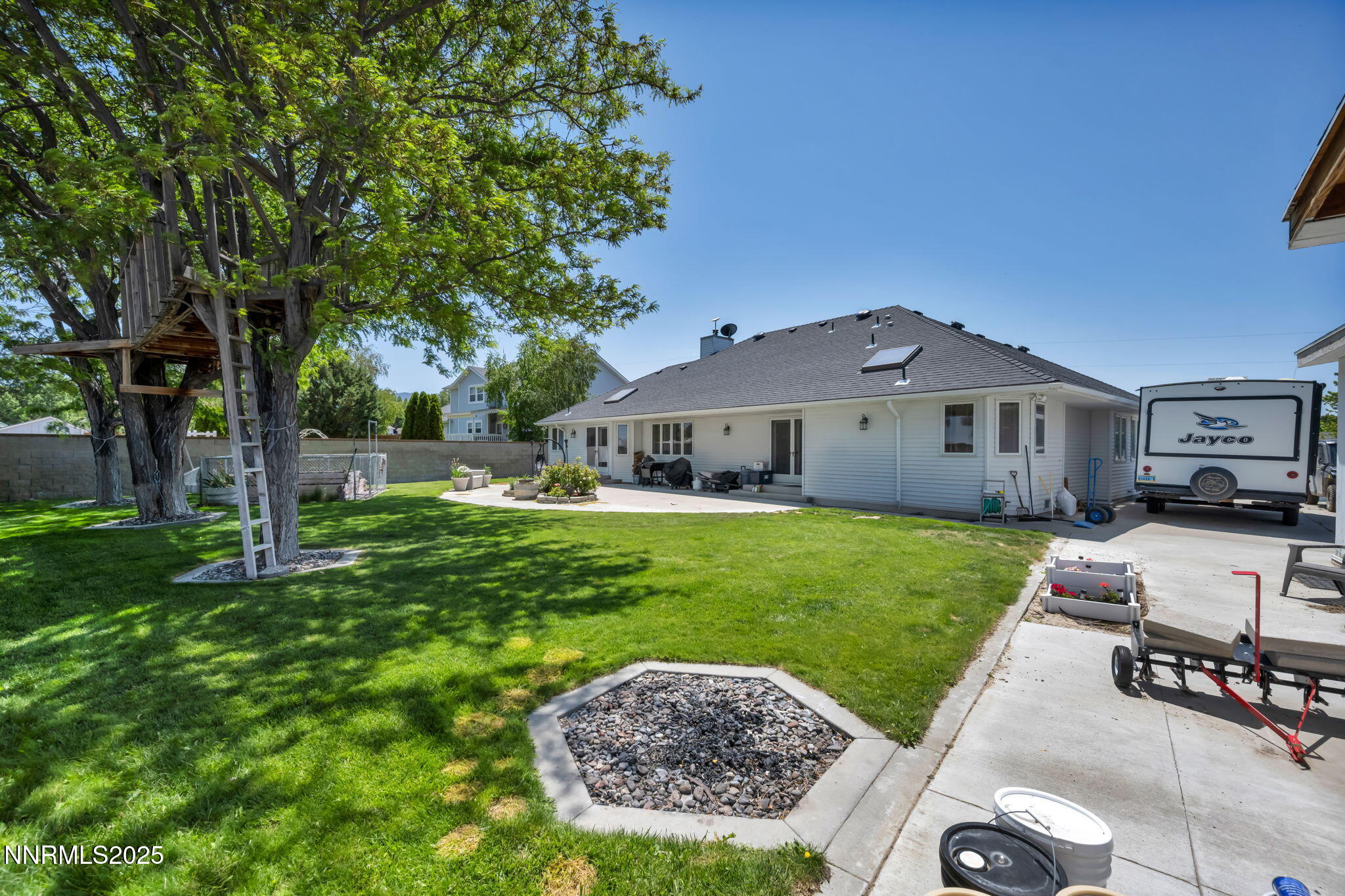 5595 Kluncy Canyon Road Property Photo 6