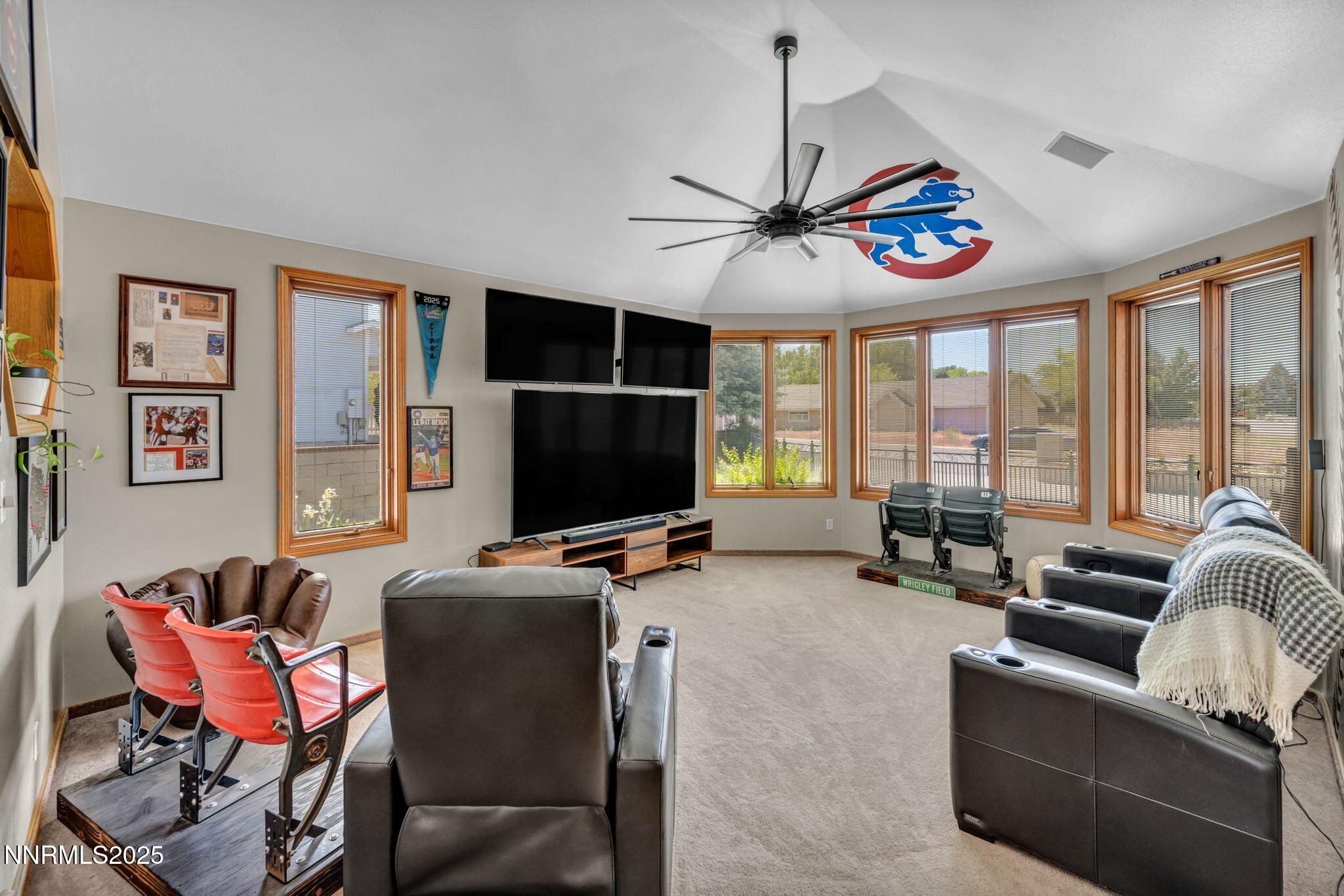 5595 Kluncy Canyon Road Property Photo 13