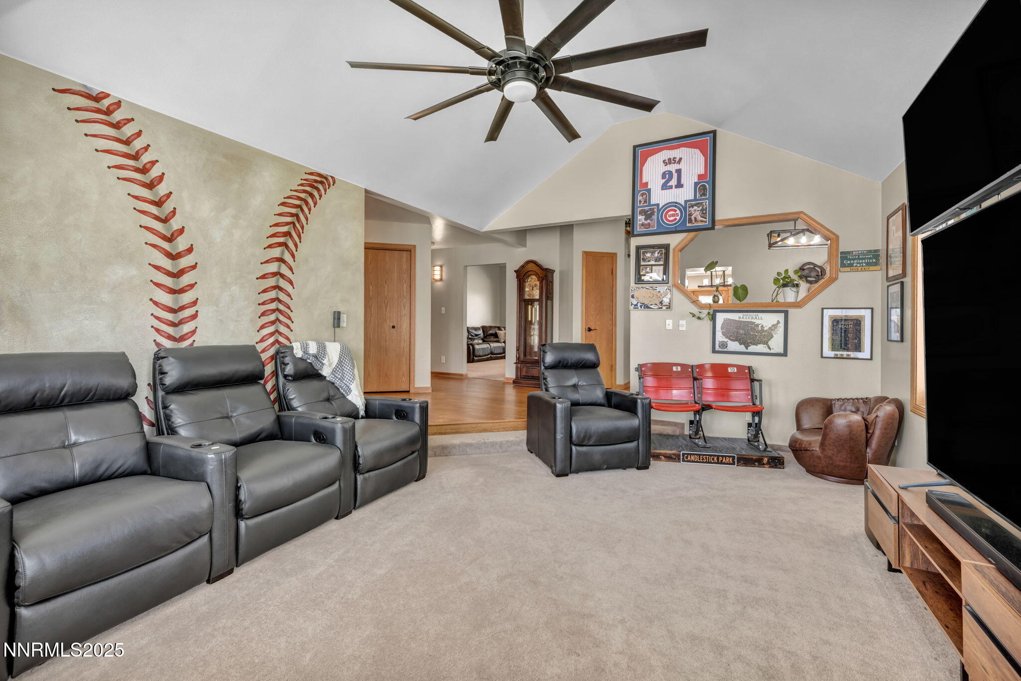 5595 Kluncy Canyon Road Property Photo 14