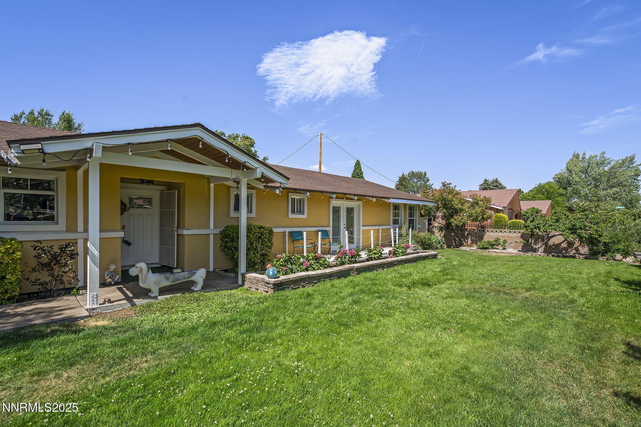 2195 W Plumb Lane Property Photo 1