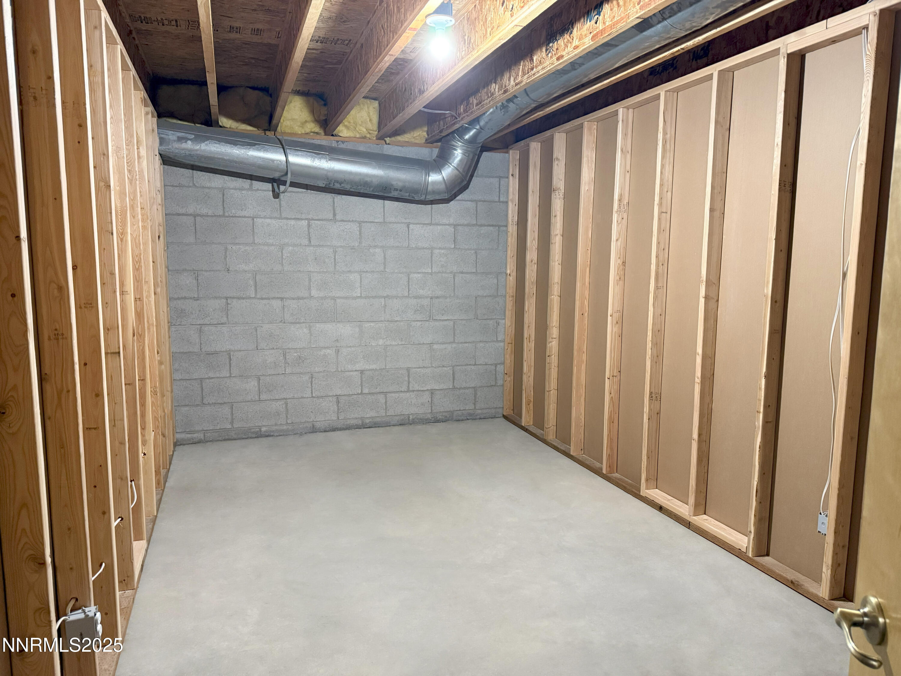 2092 Colonial Drive Property Photo 3