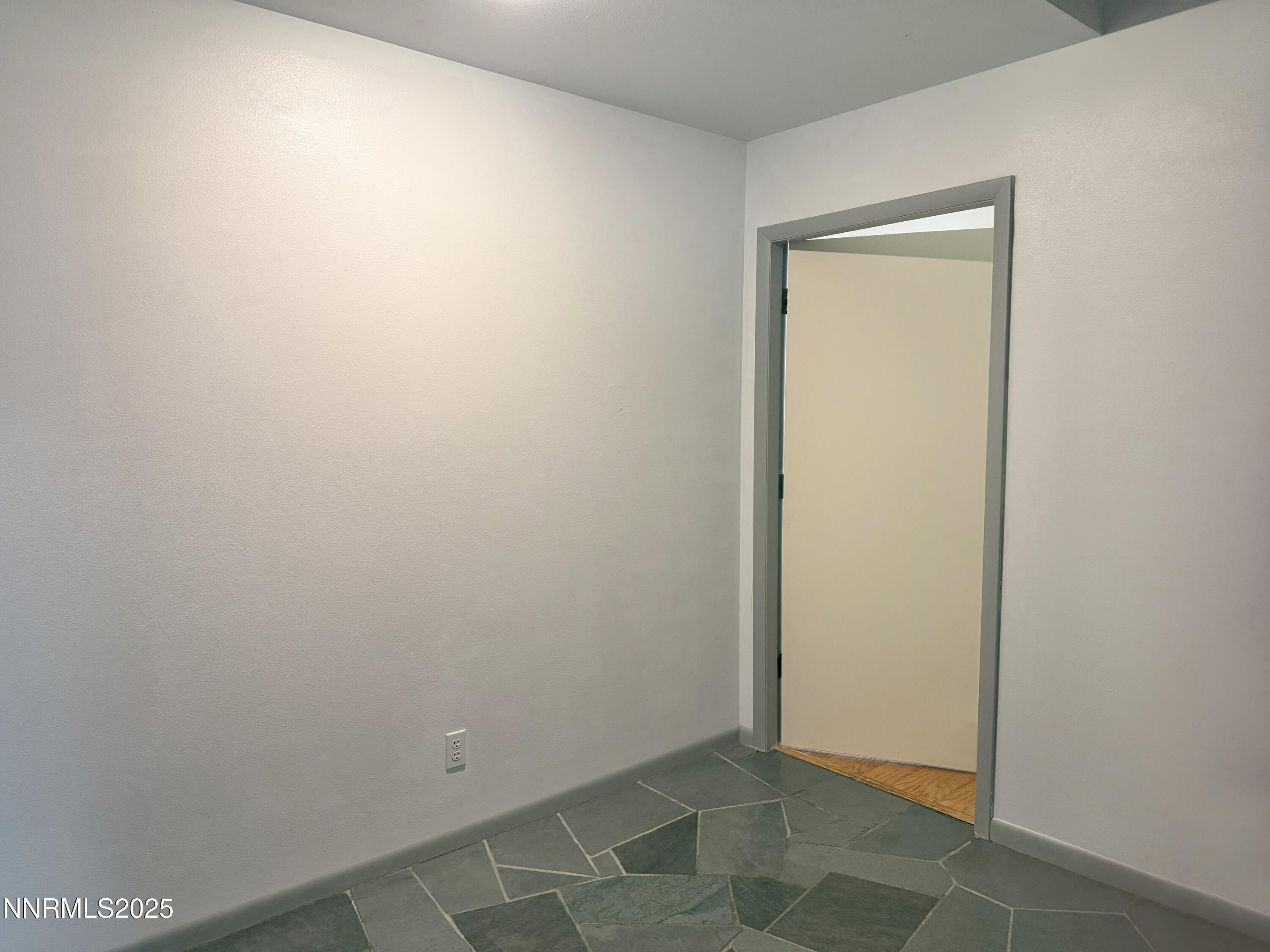 2092 Colonial Drive Property Photo 8