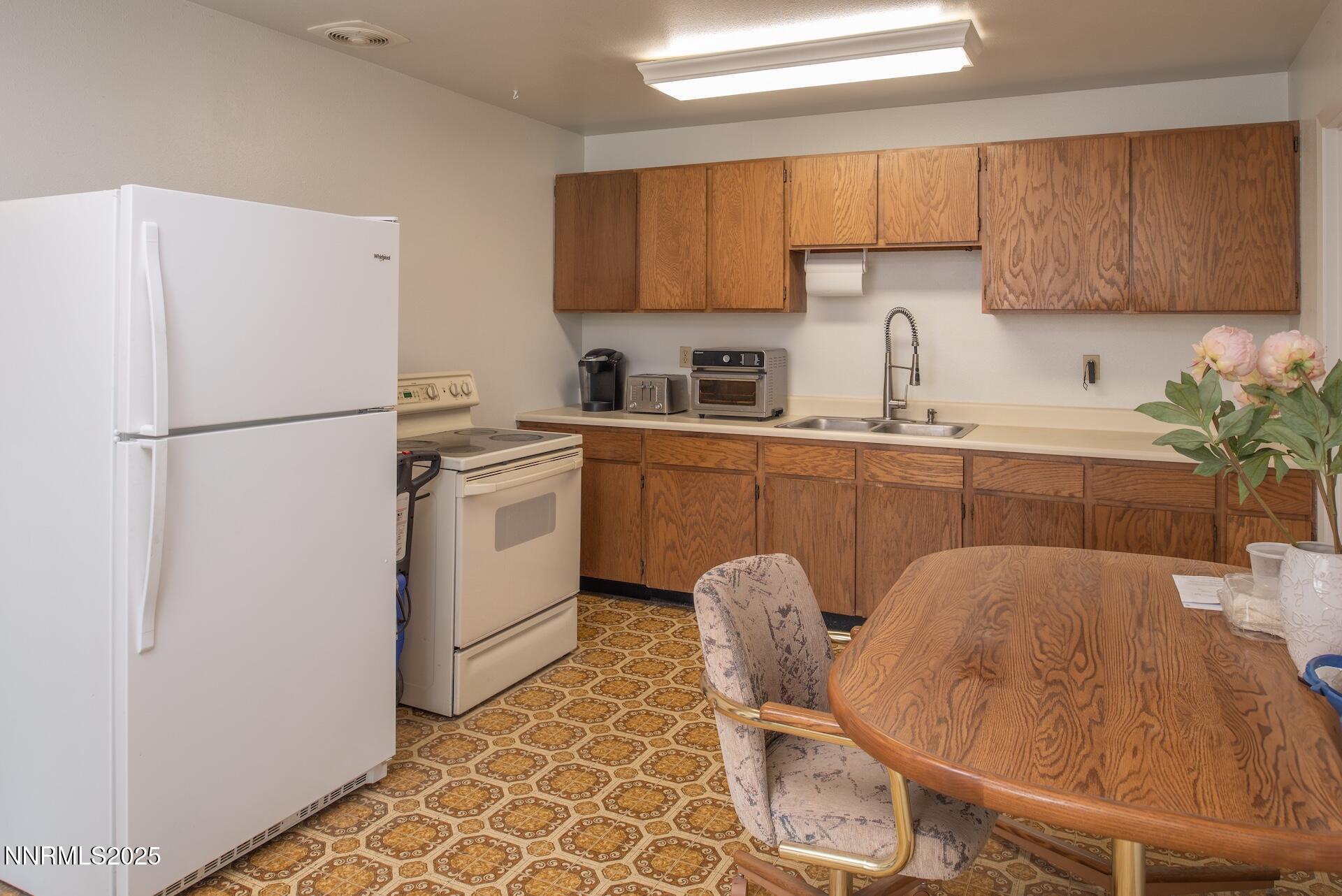 1241 W Newlands Drive Property Photo 10