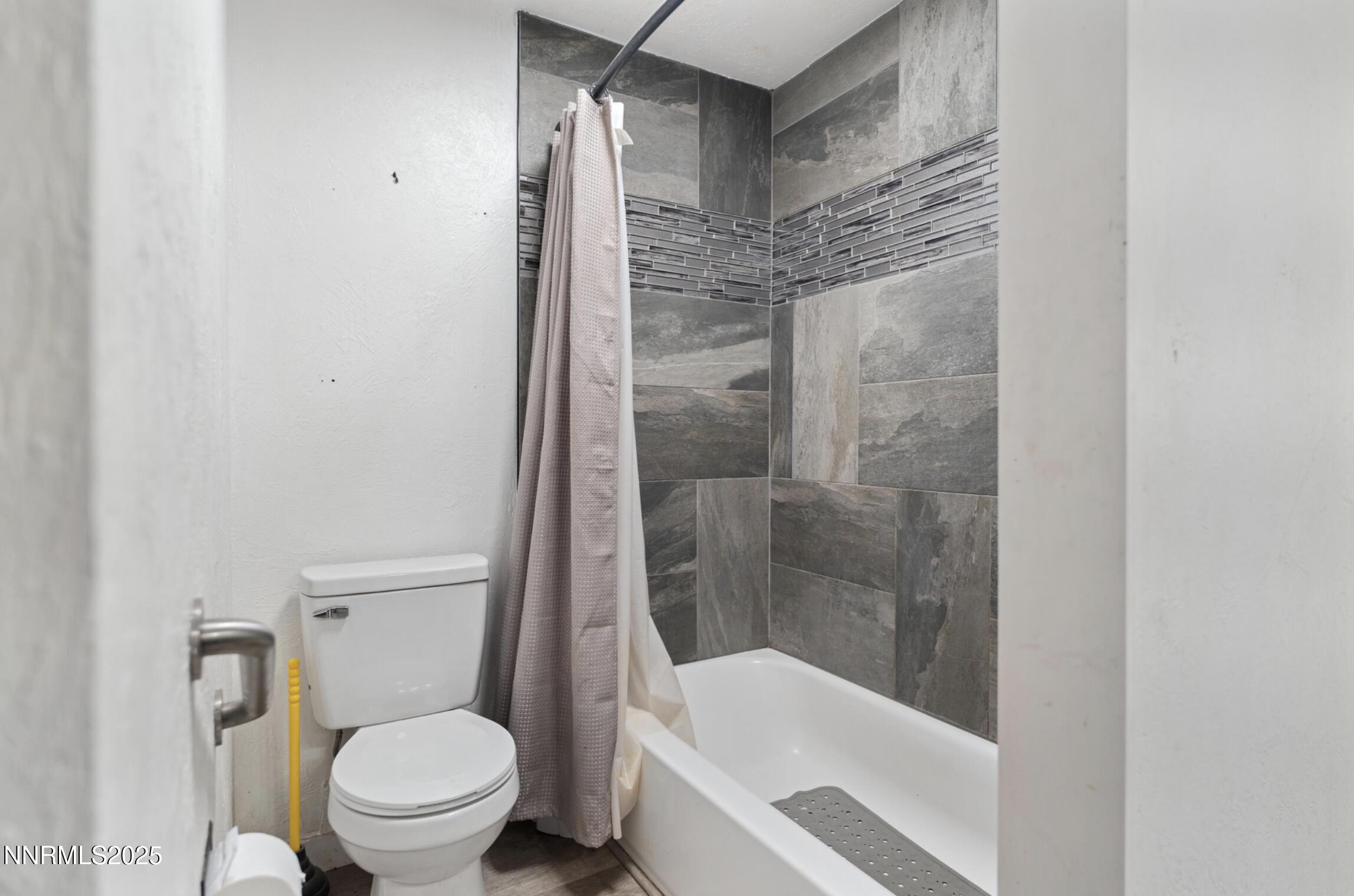4247 Northview Drive Property Photo 16