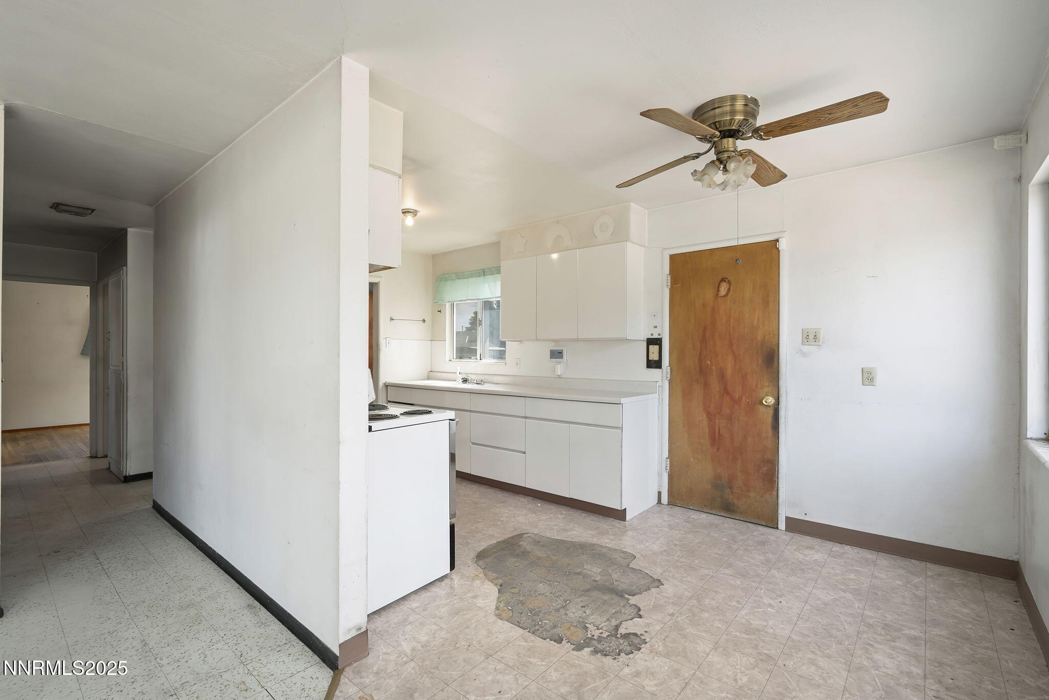 1230 Castle Way Property Photo 5