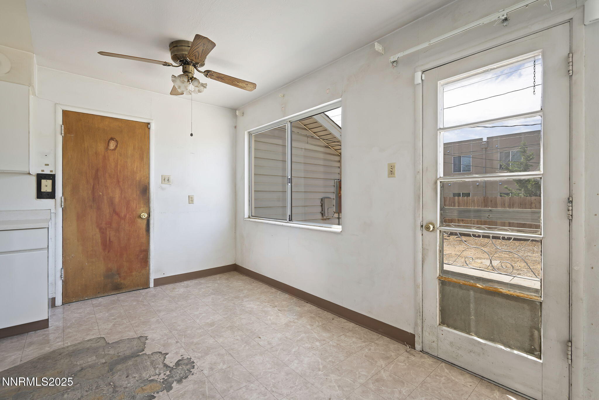 1230 Castle Way Property Photo 6