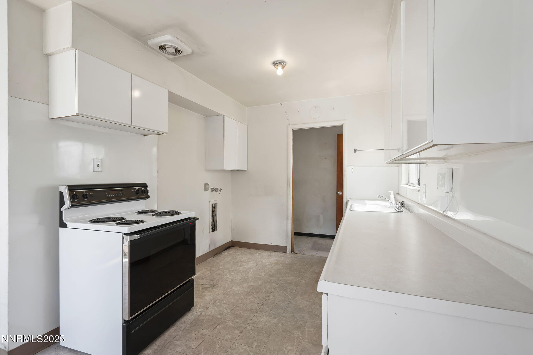 1230 Castle Way Property Photo 7