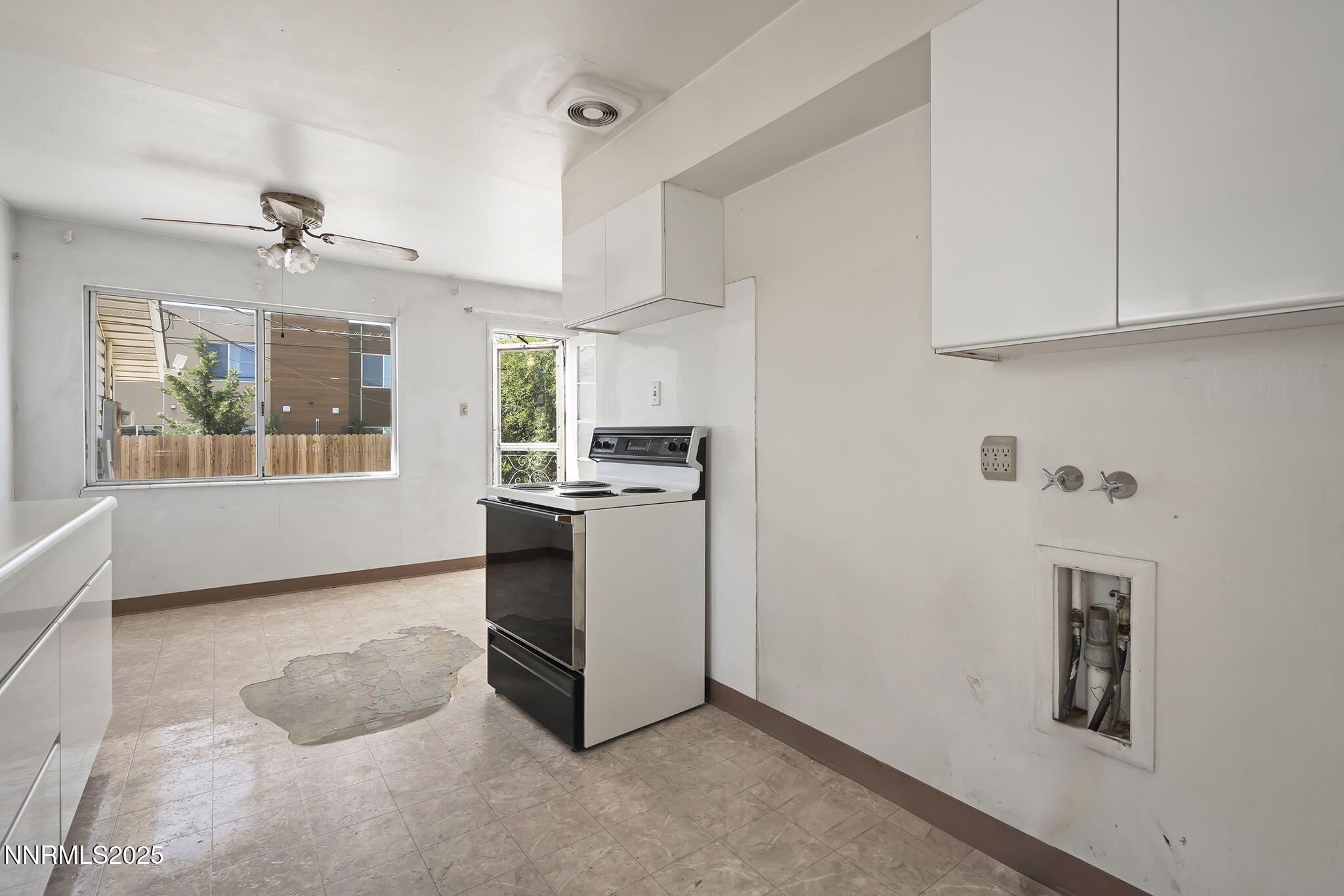 1230 Castle Way Property Photo 8