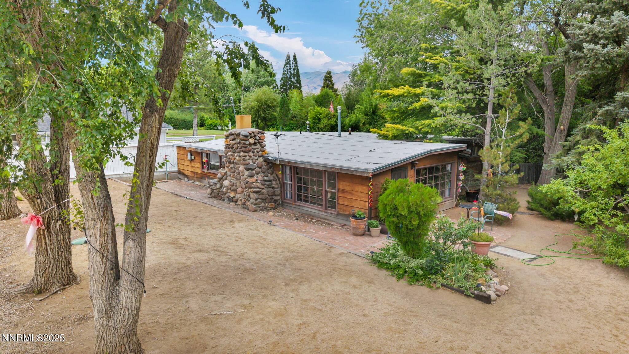2455 W Plumb Lane Property Photo 1