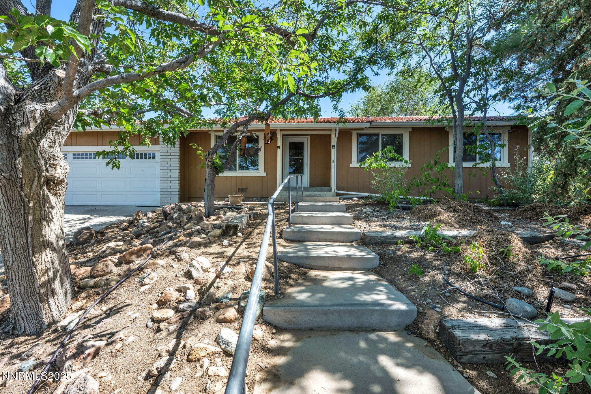 1425 Julie Court Property Photo 1