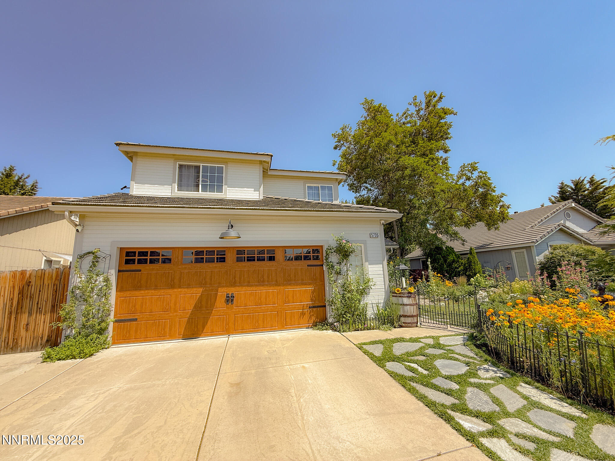 5735 W Brookdale Drive Property Photo 1