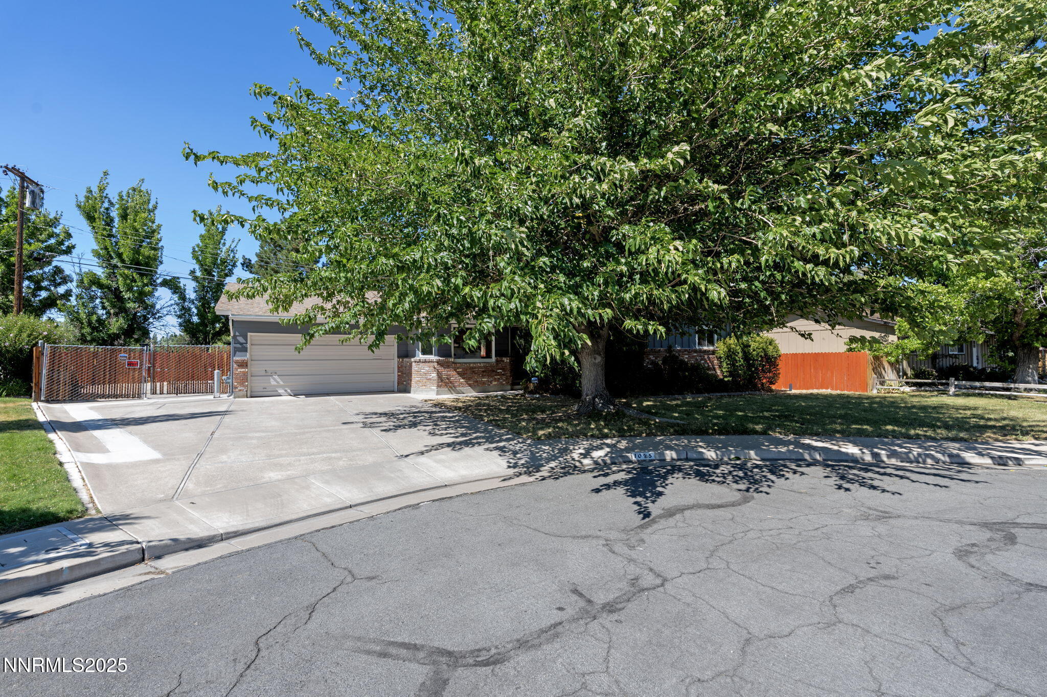 1095 Maplewood Drive Property Photo 1