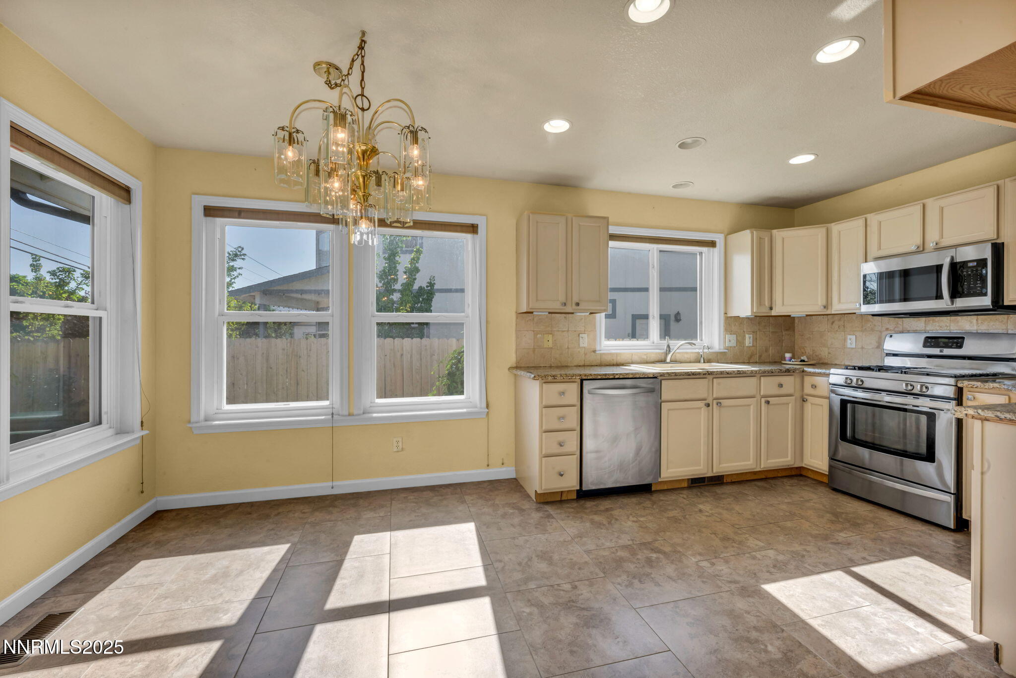 556 Pavilion Court Property Photo 16