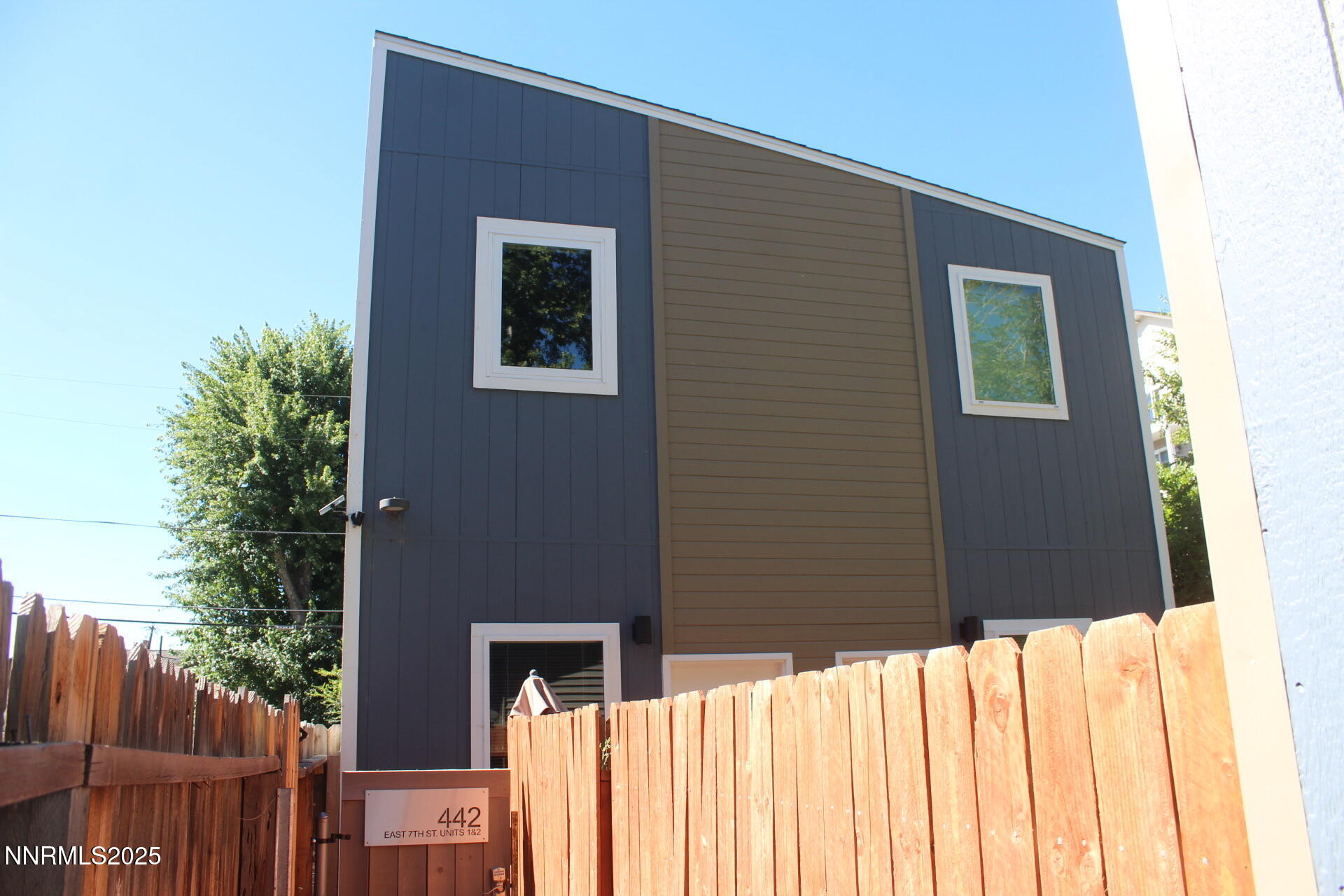 442 E 7th Street Property Photo 1