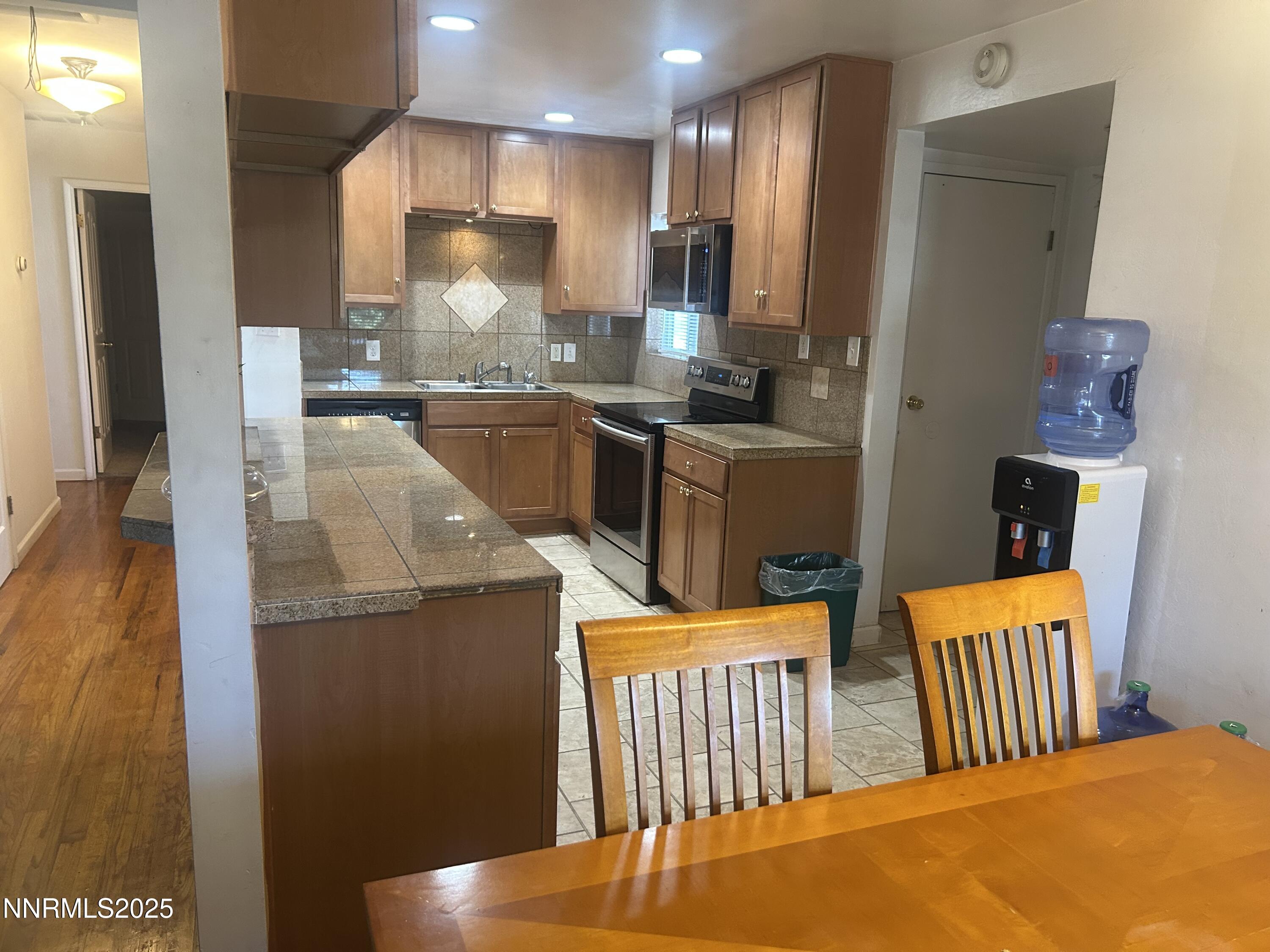 975 Stewart Street Property Photo 2