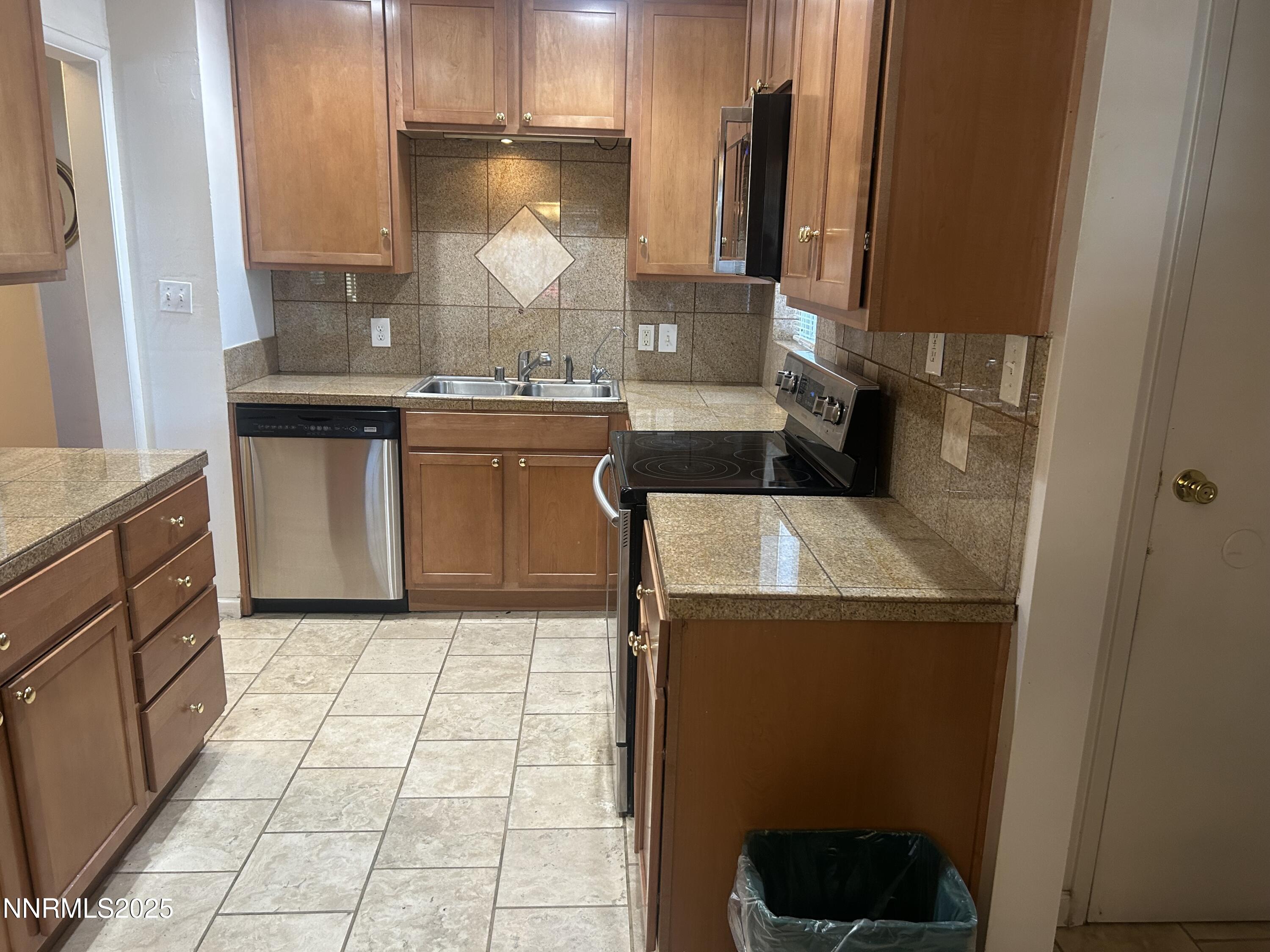 975 Stewart Street Property Photo 4