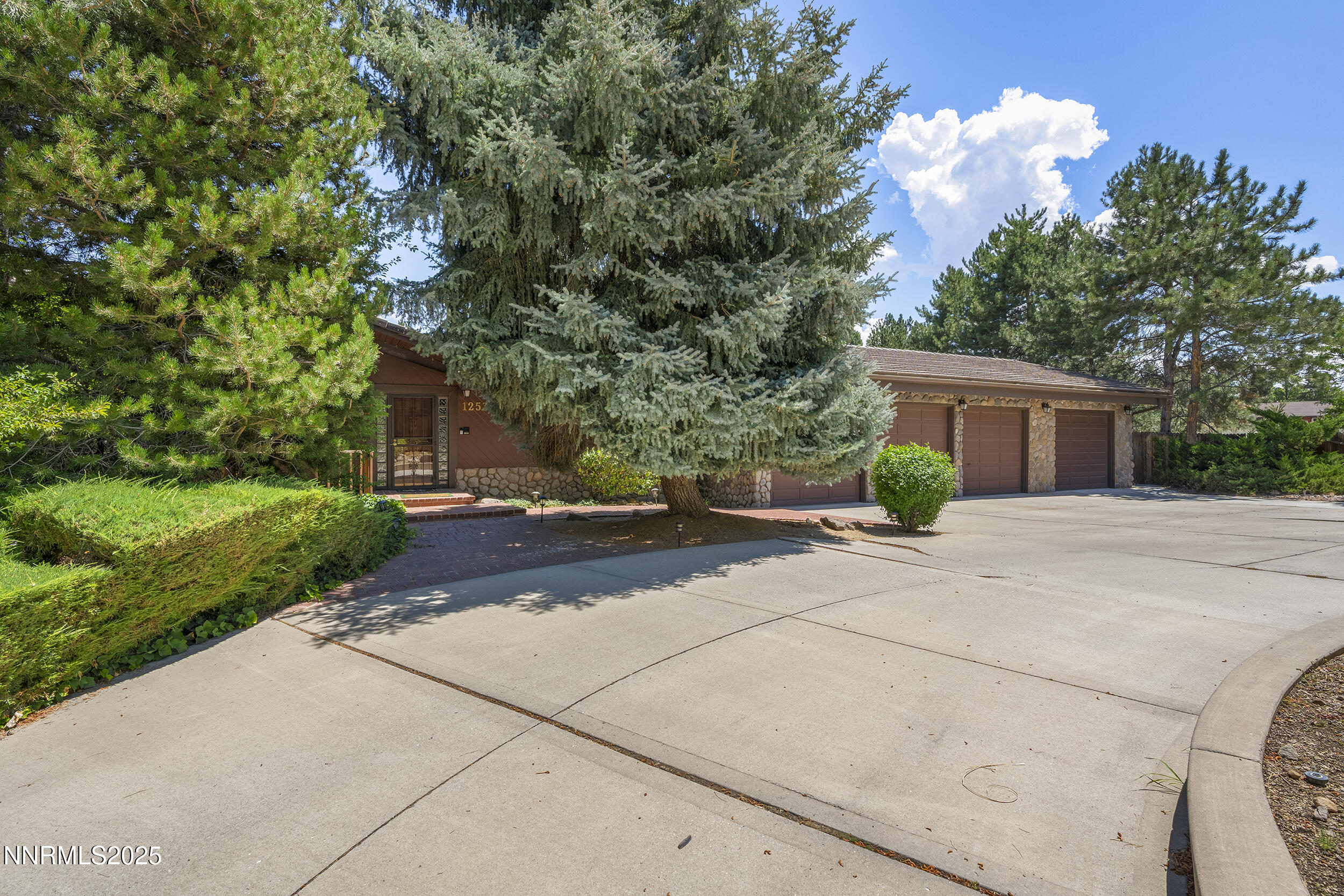 12530 Oak Glen Drive Property Photo 1