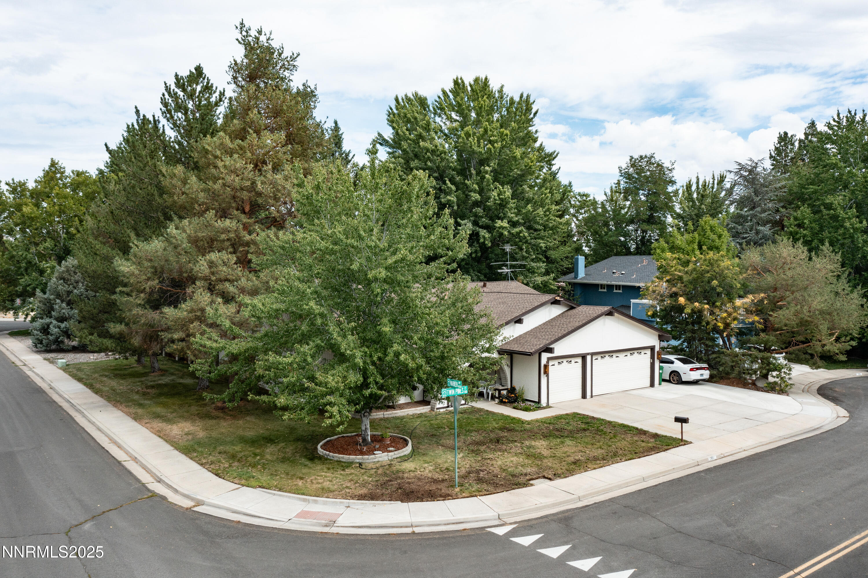 795 Twin Pines Court Property Photo 3