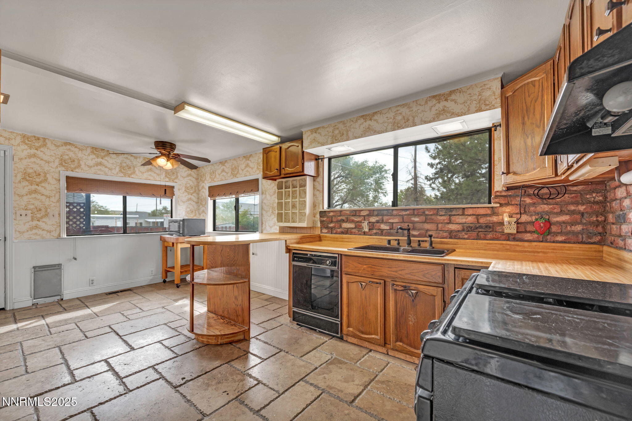 167 E 7th Avenue Property Photo 8