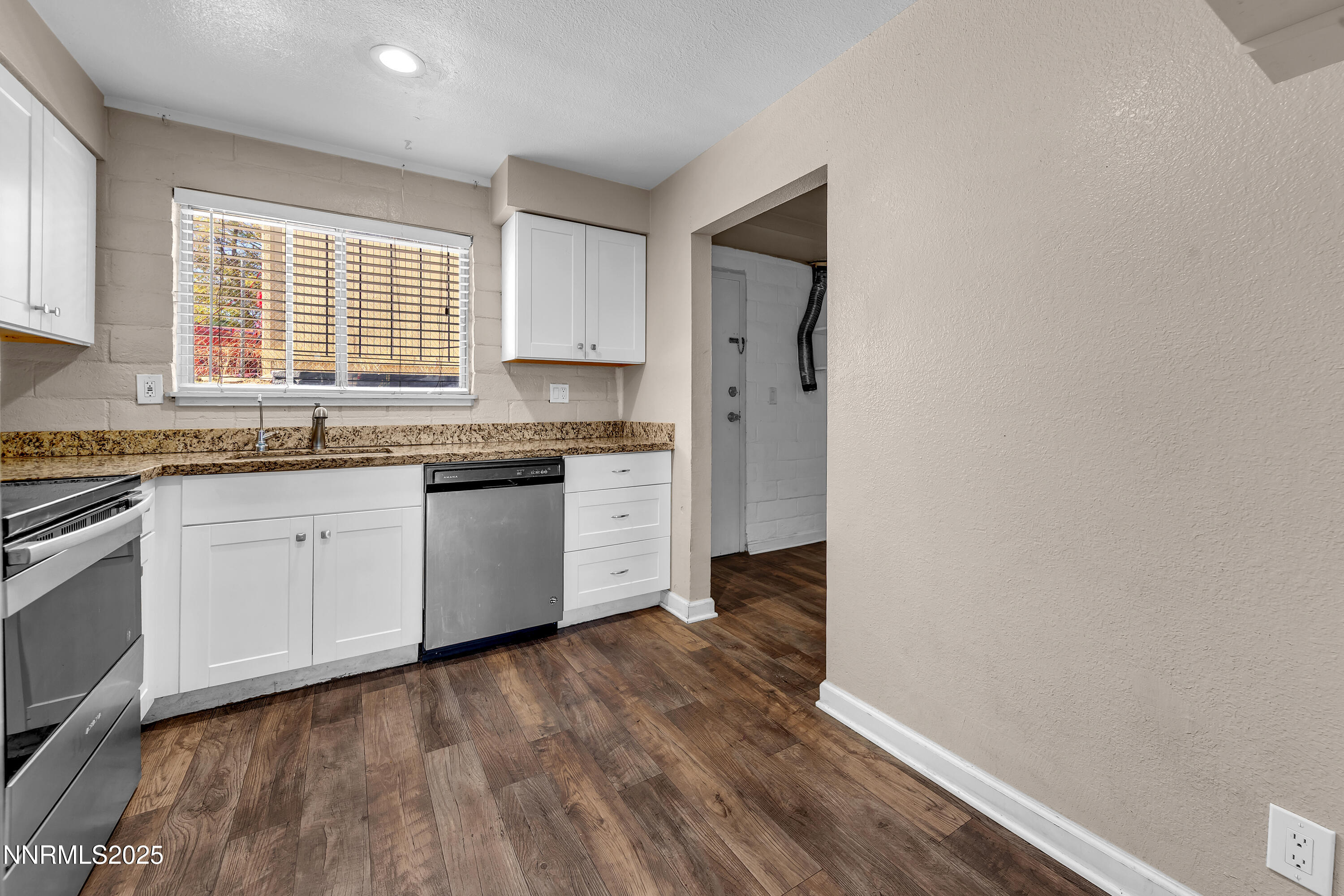 1436 E 9th Street Property Photo 8