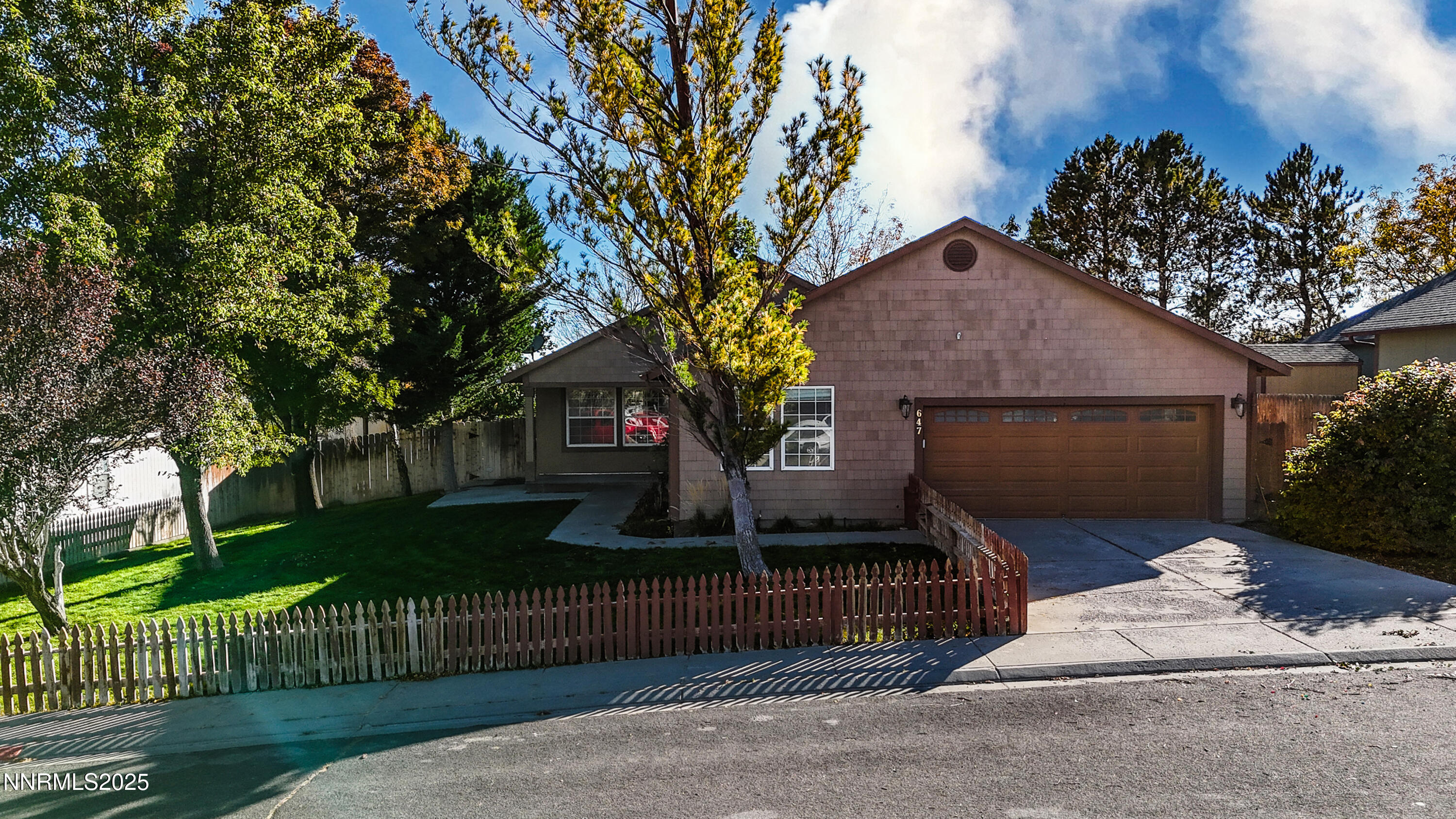 647 Castle Way Property Photo 4