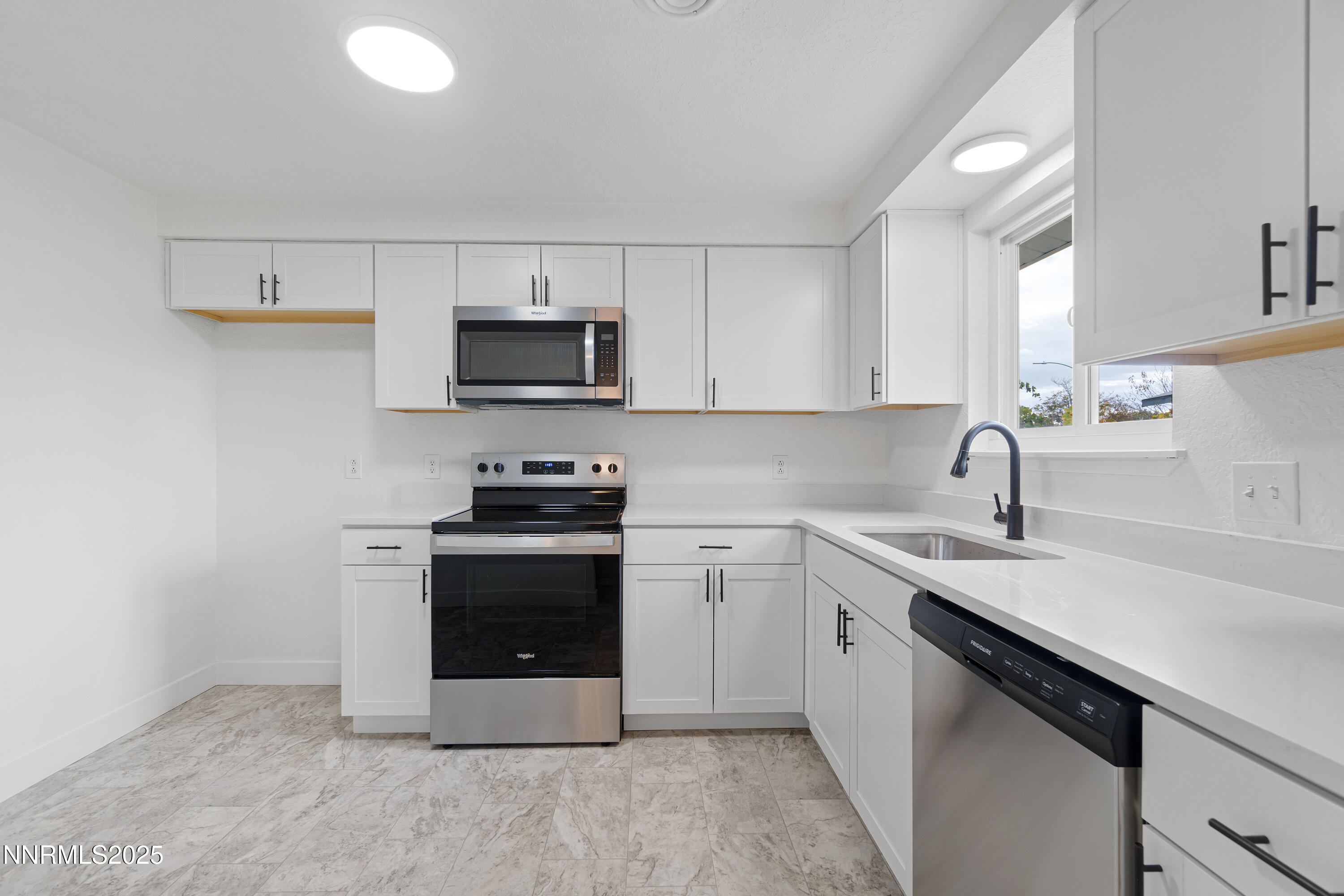 829 Sunset Drive Property Photo 10