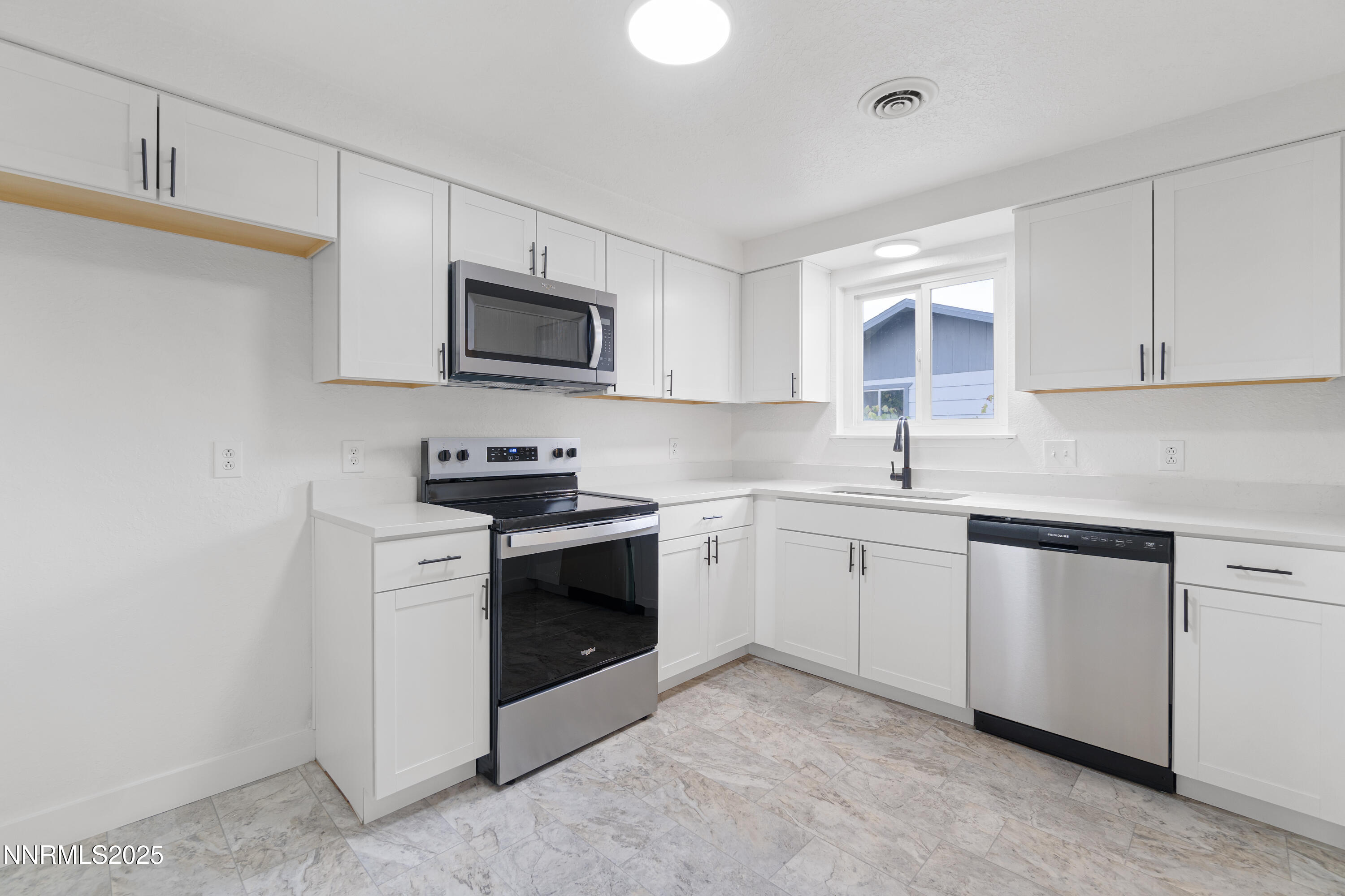 829 Sunset Drive Property Photo 11