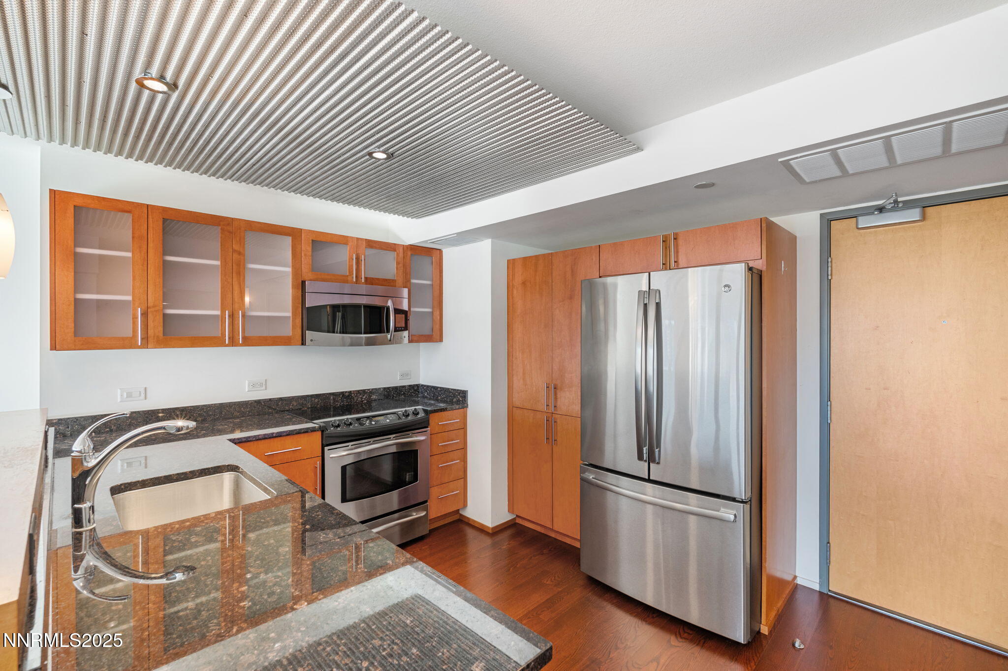 255 N Sierra Street Property Photo 4