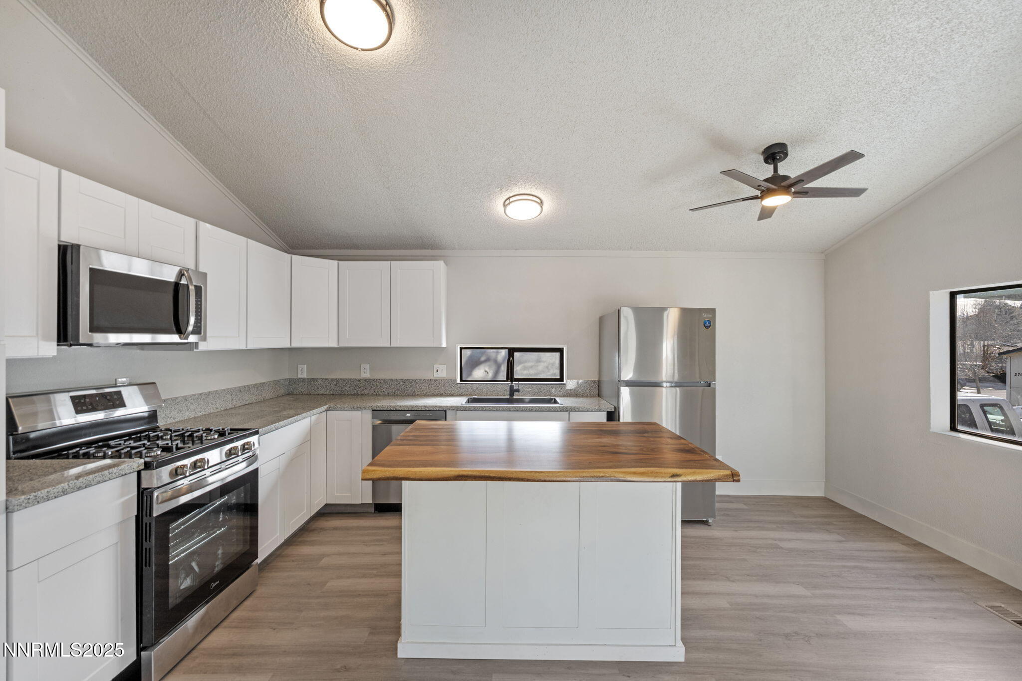 2720 Dahlia Way Property Photo 6