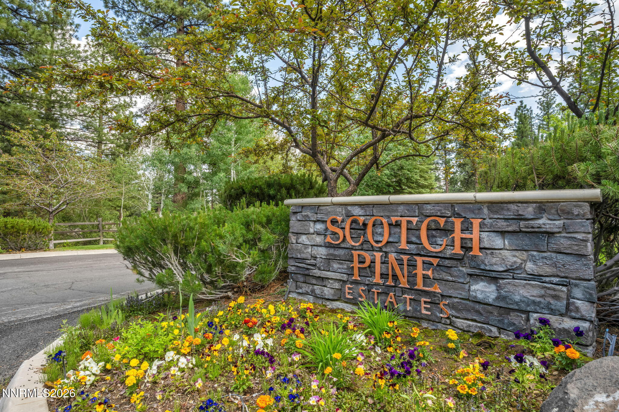307 E Jeffrey Pine Road Property Photo 1