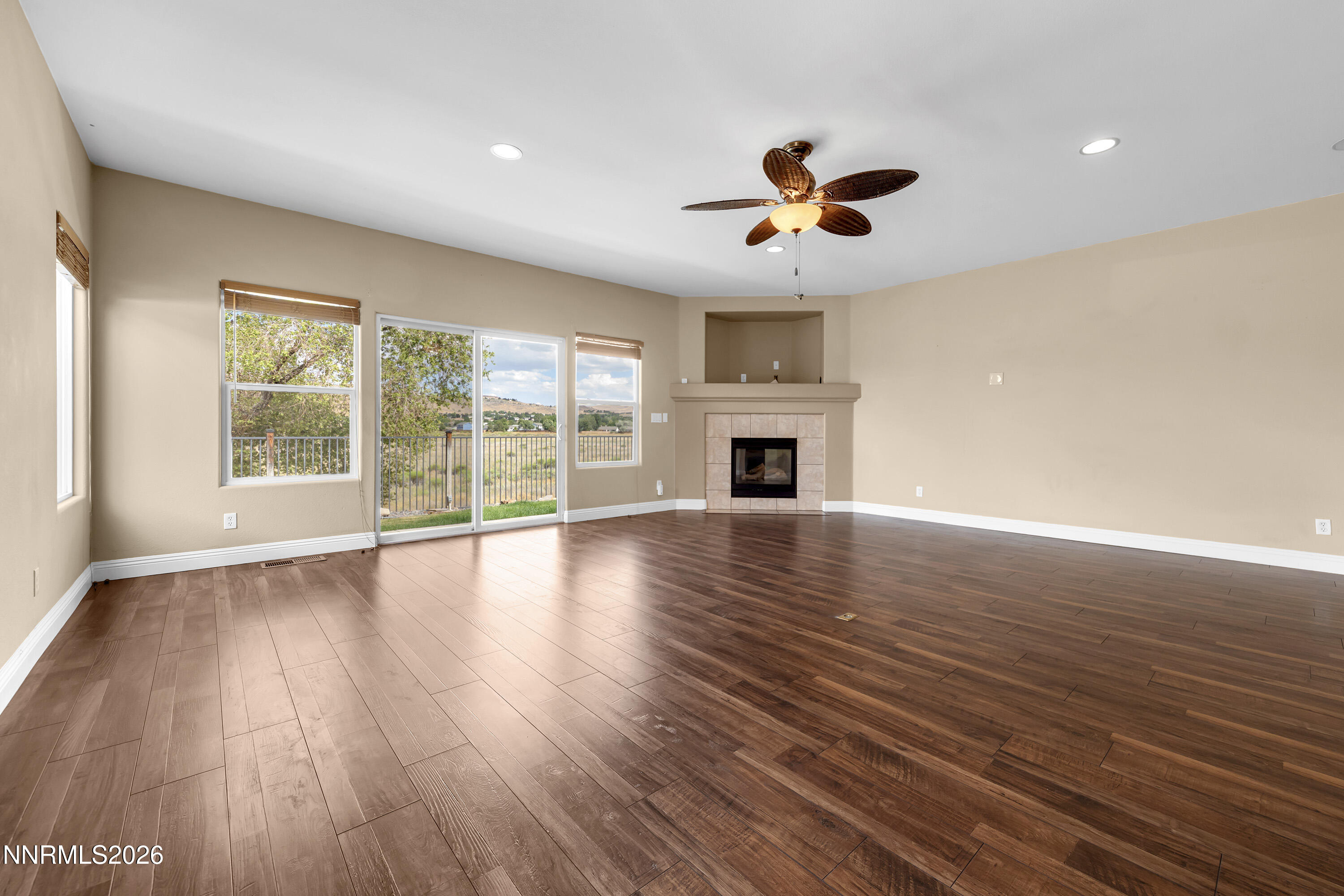 5582 Knoll View Way Property Photo 8