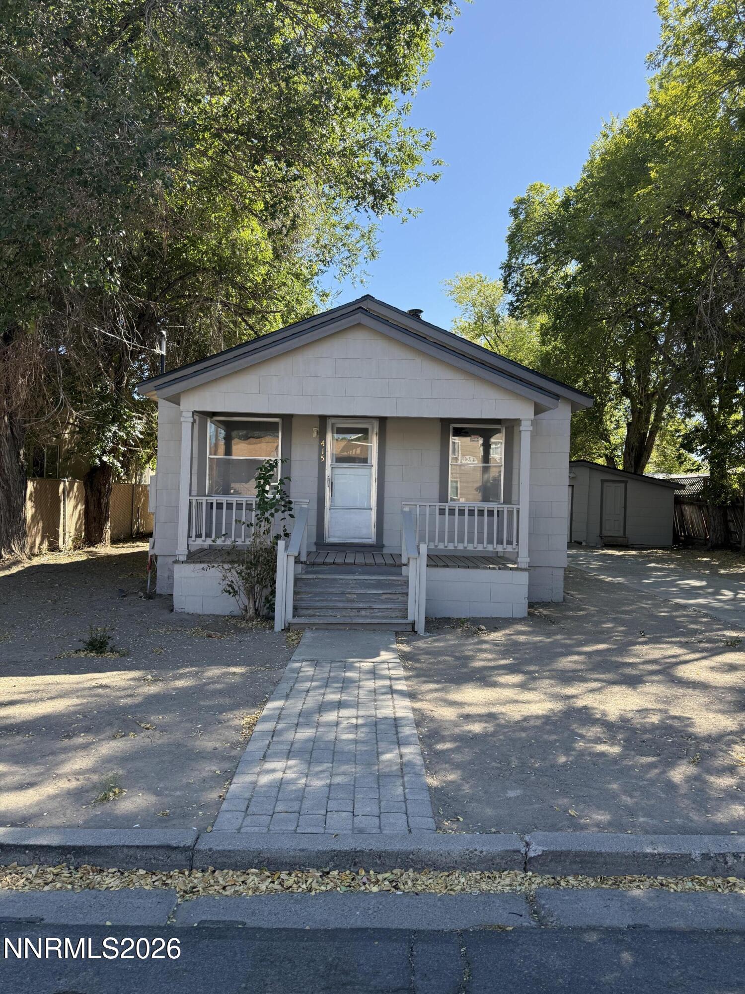 415 E Lee Street Property Photo 1