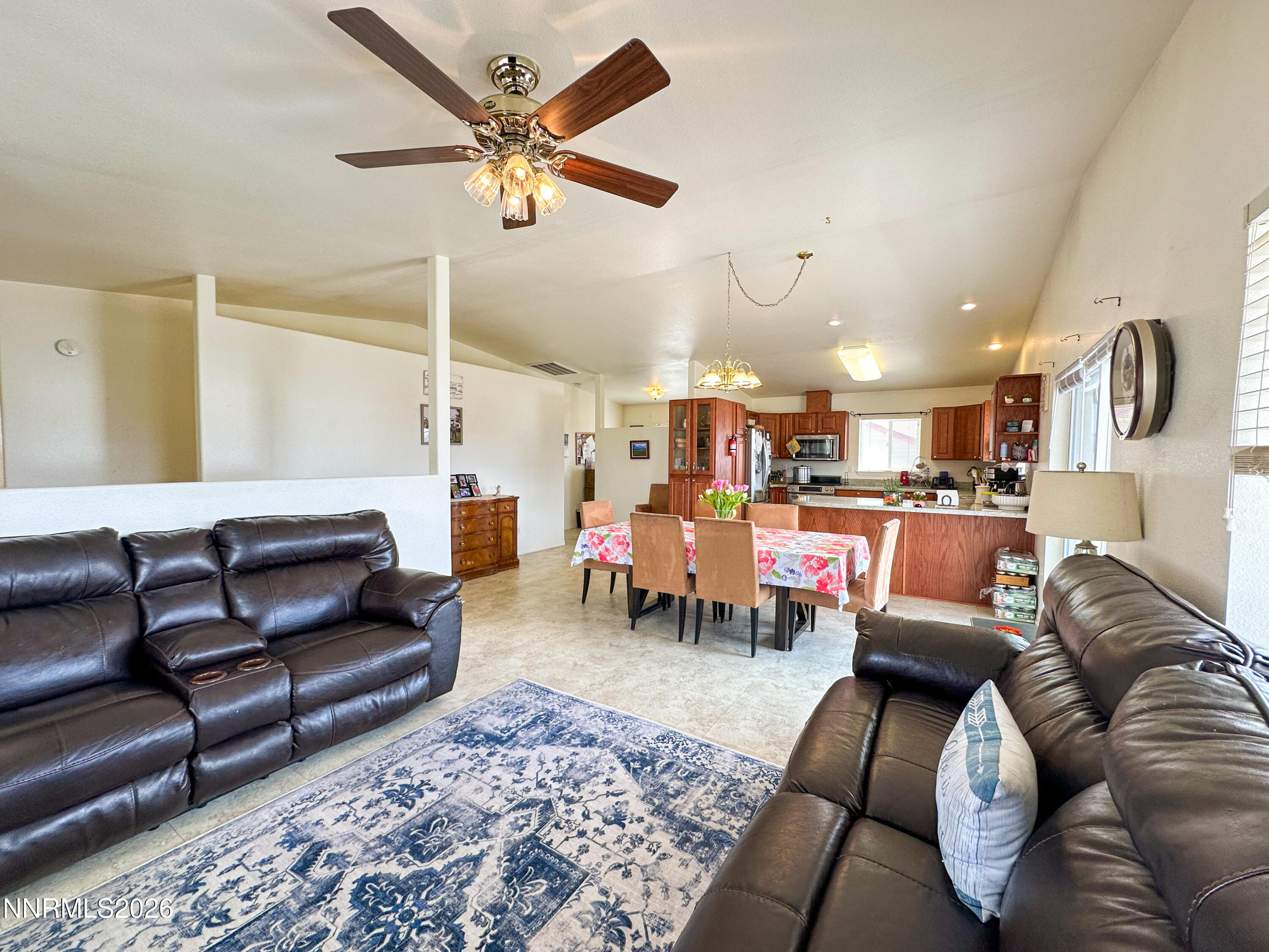 300 Mesa Way Property Photo 2