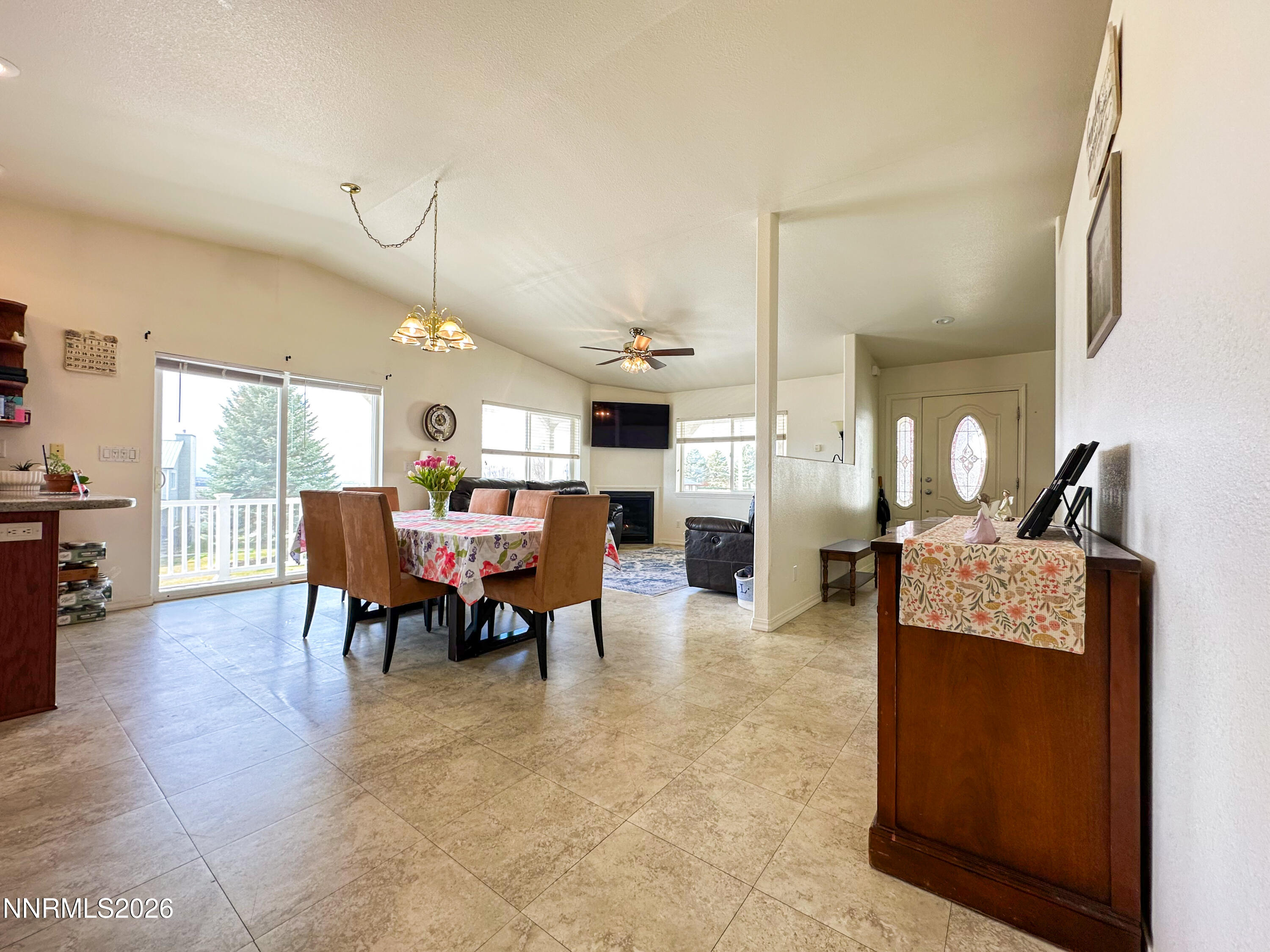 300 Mesa Way Property Photo 4