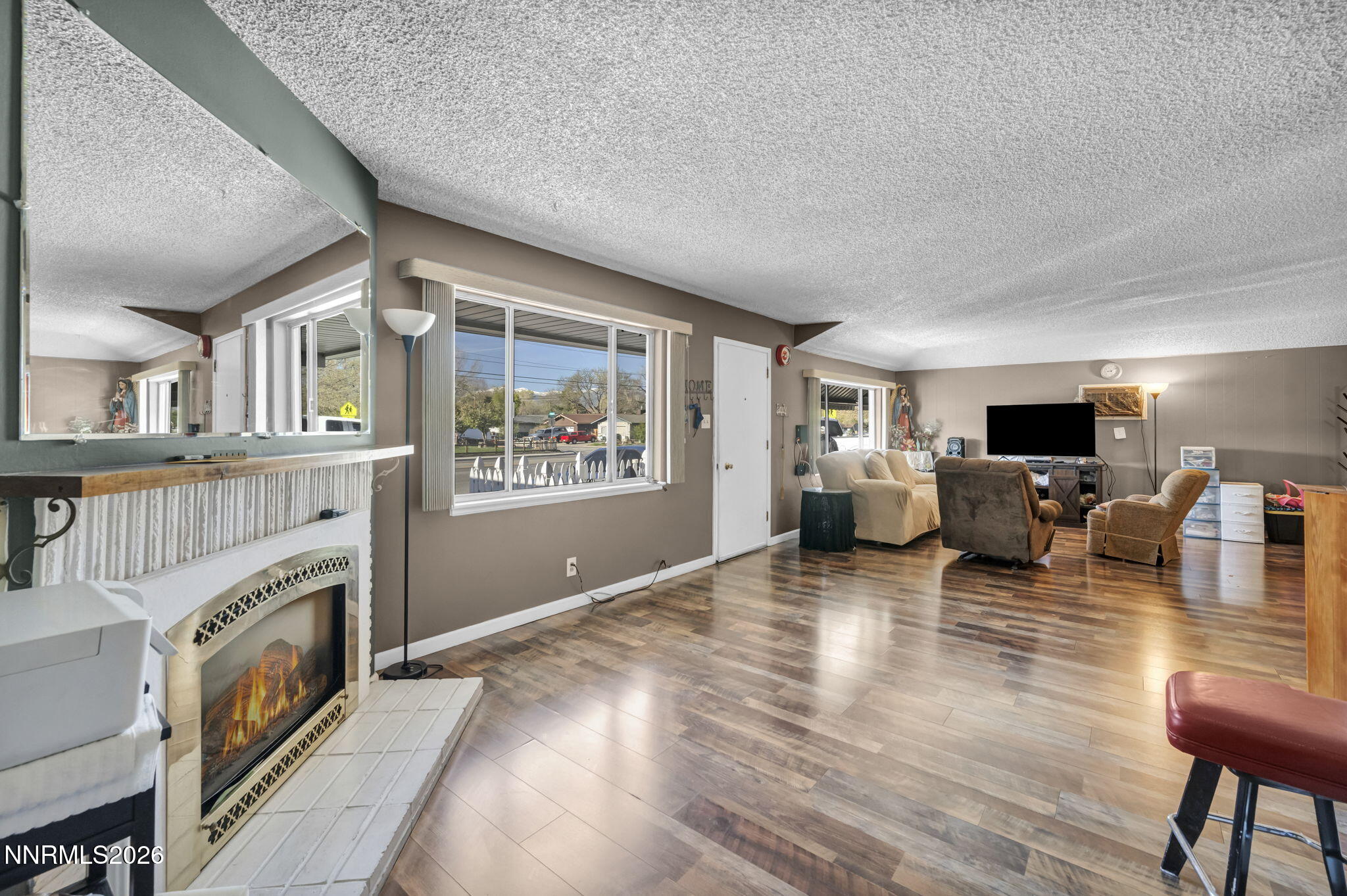 18 E Prater Way Property Photo 2