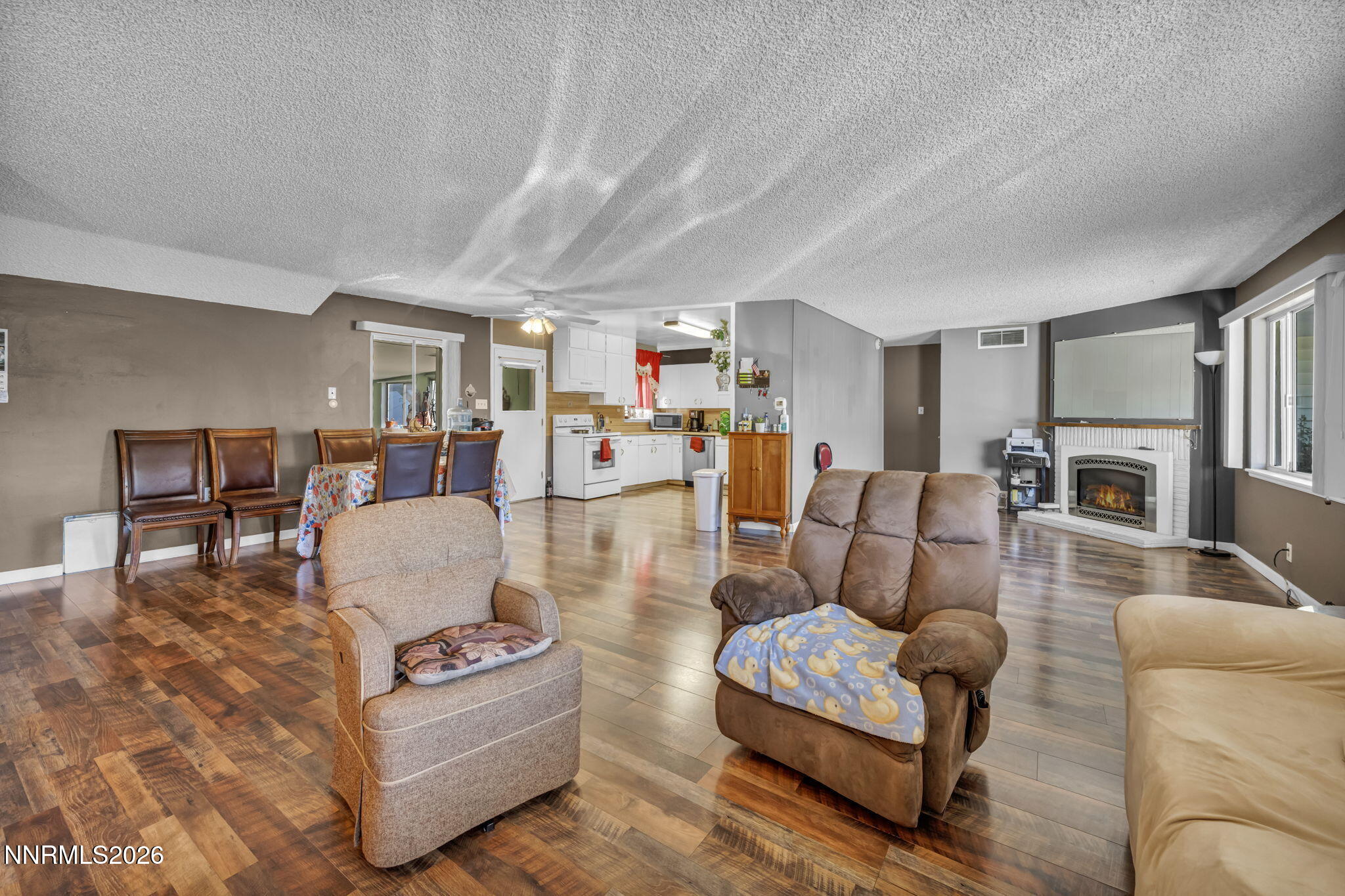 18 E Prater Way Property Photo 3