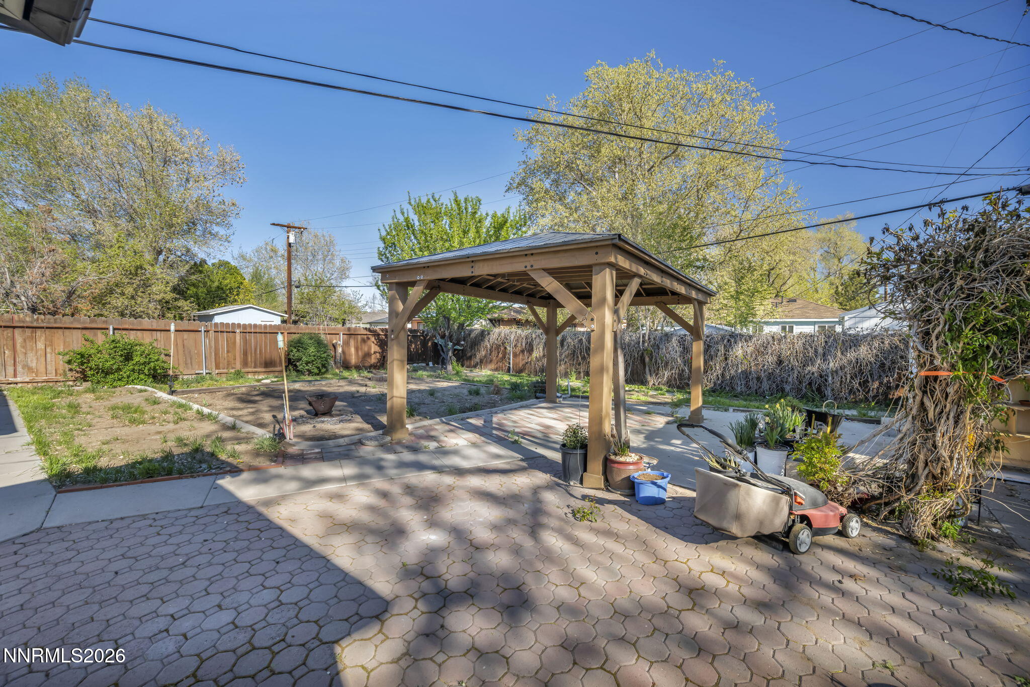 18 E Prater Way Property Photo 4