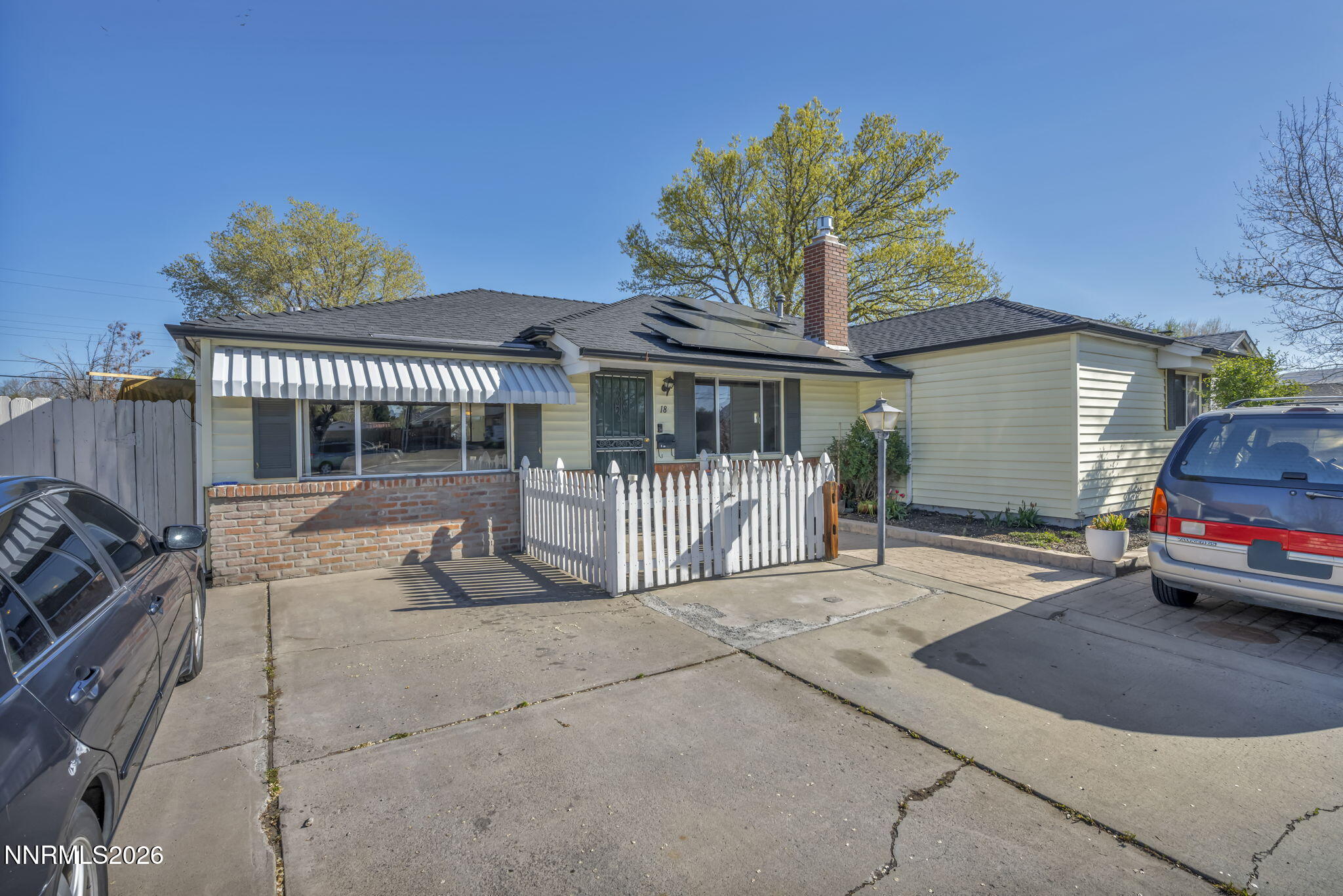 18 E Prater Way Property Photo 5