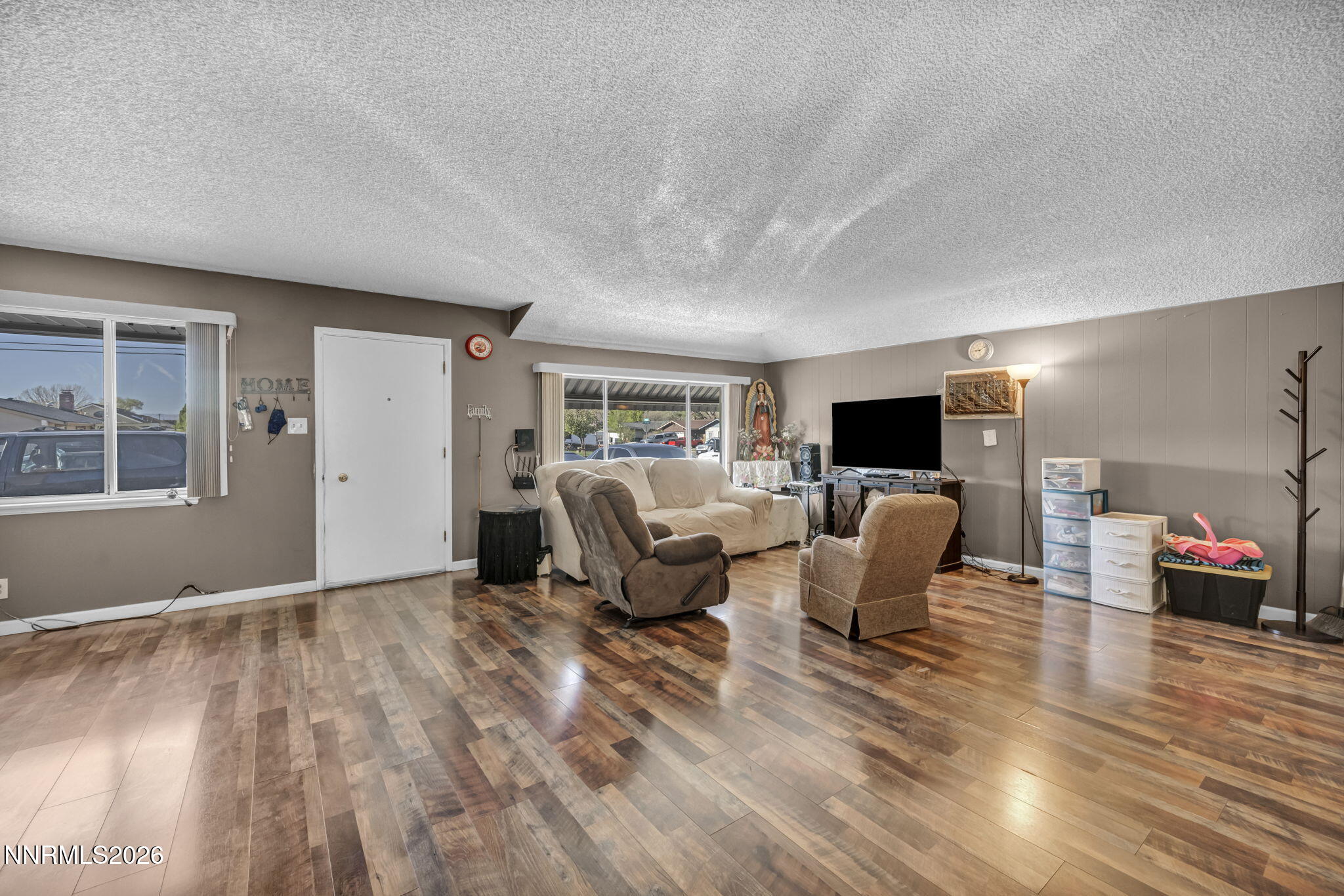 18 E Prater Way Property Photo 6