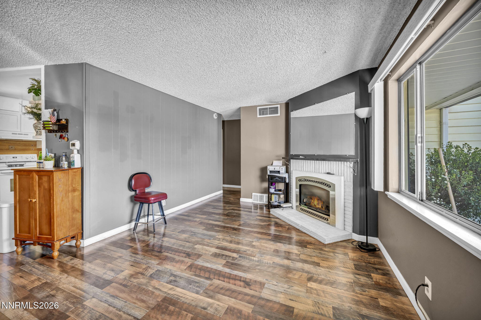 18 E Prater Way Property Photo 7