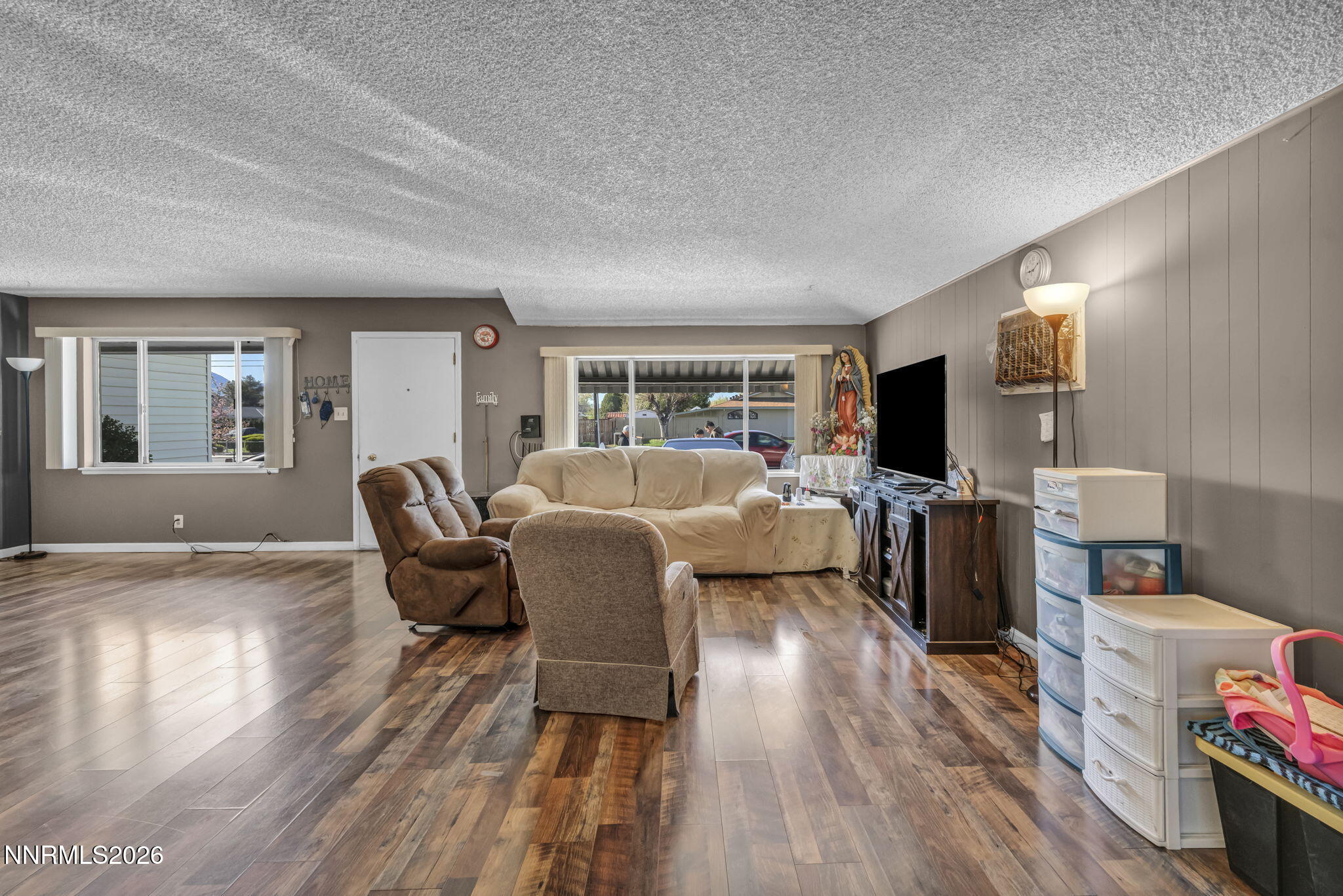 18 E Prater Way Property Photo 8