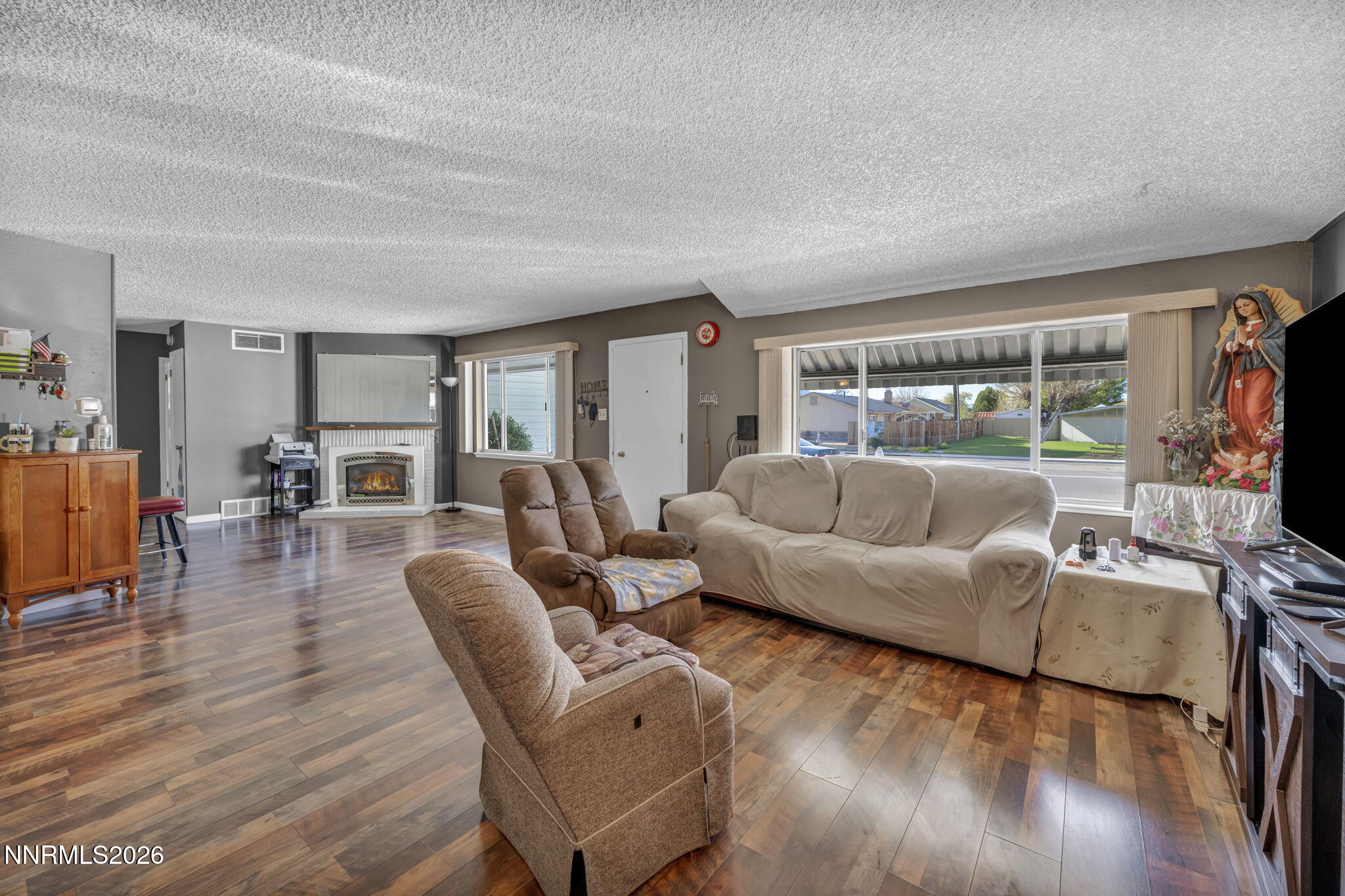 18 E Prater Way Property Photo 9