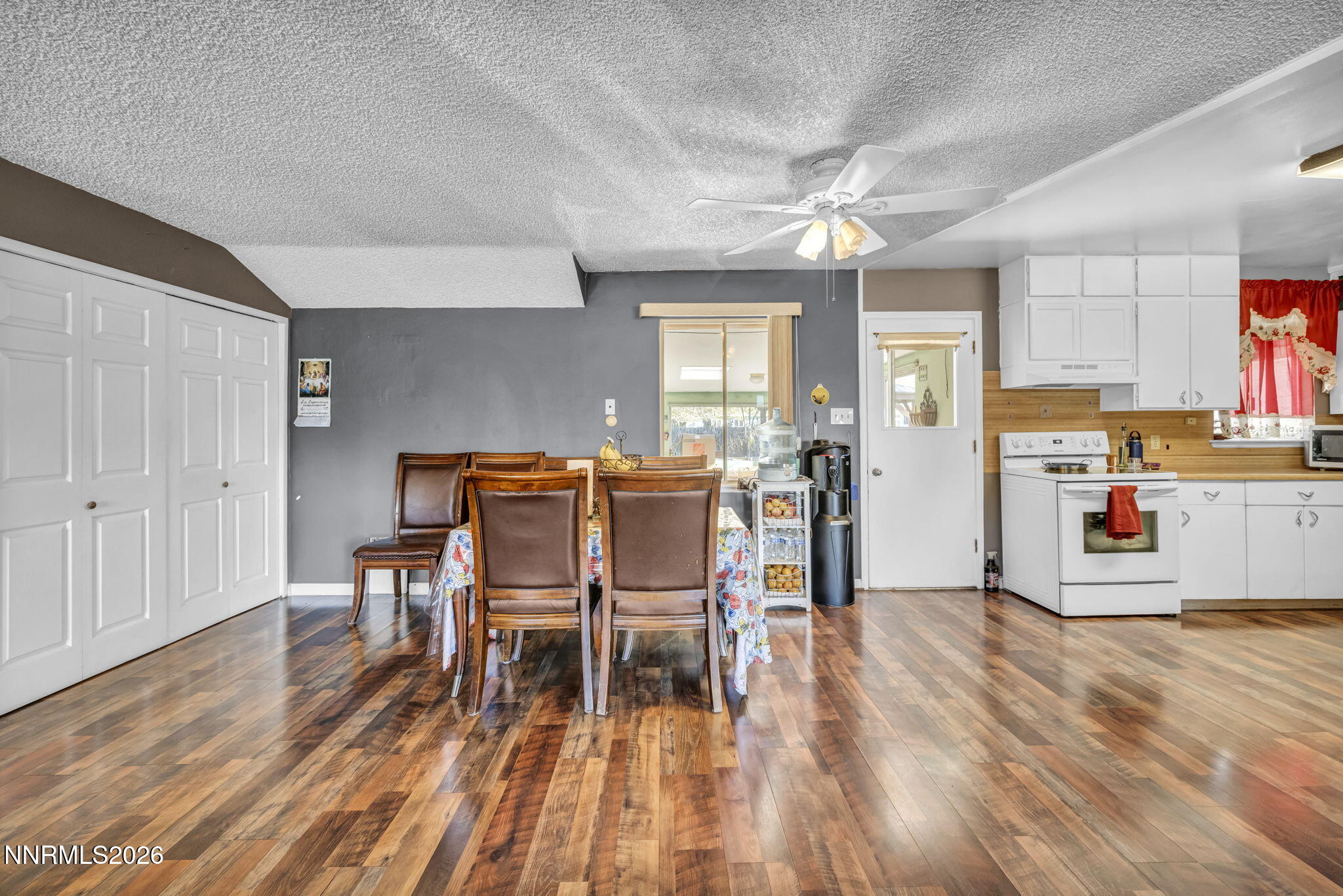 18 E Prater Way Property Photo 10