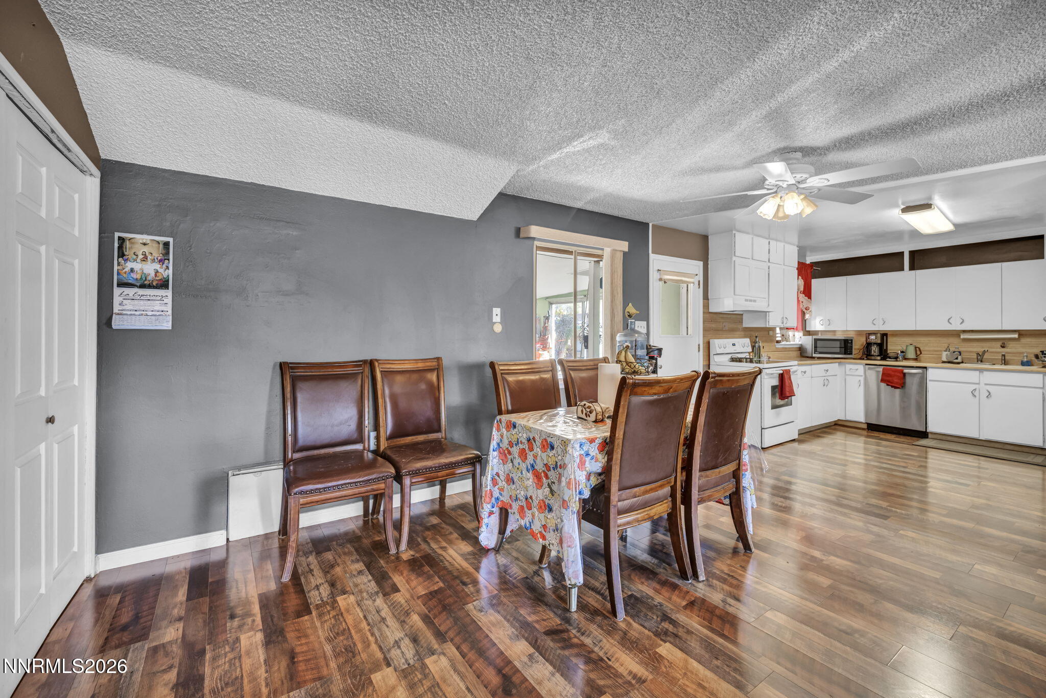 18 E Prater Way Property Photo 11