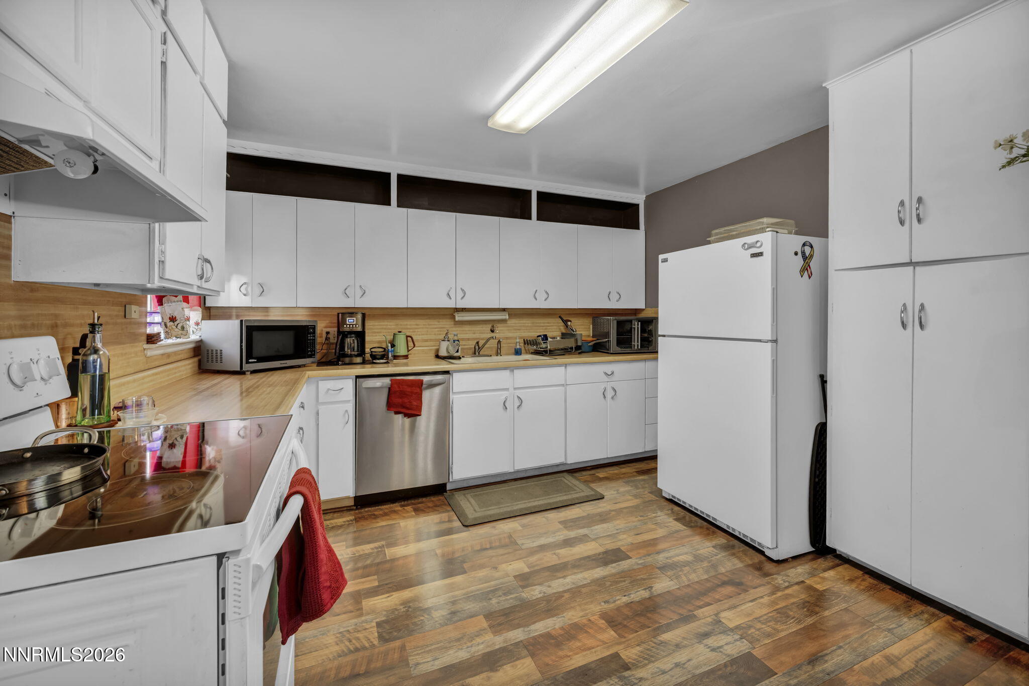 18 E Prater Way Property Photo 12