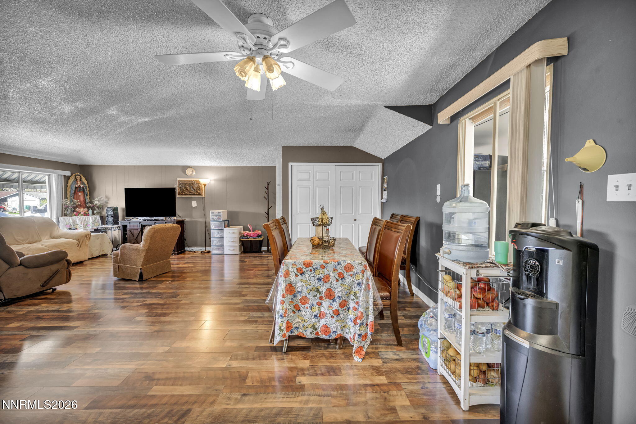 18 E Prater Way Property Photo 13