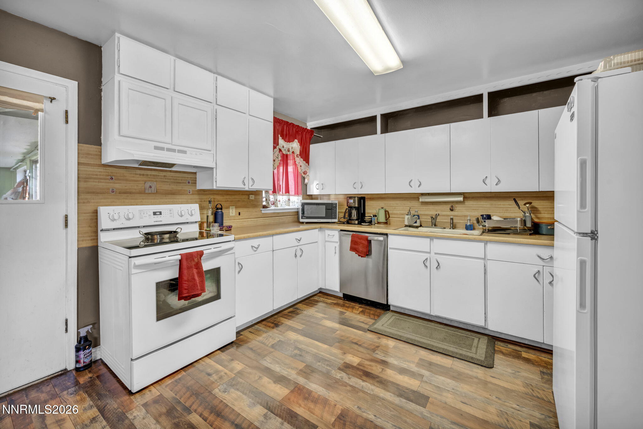 18 E Prater Way Property Photo 14