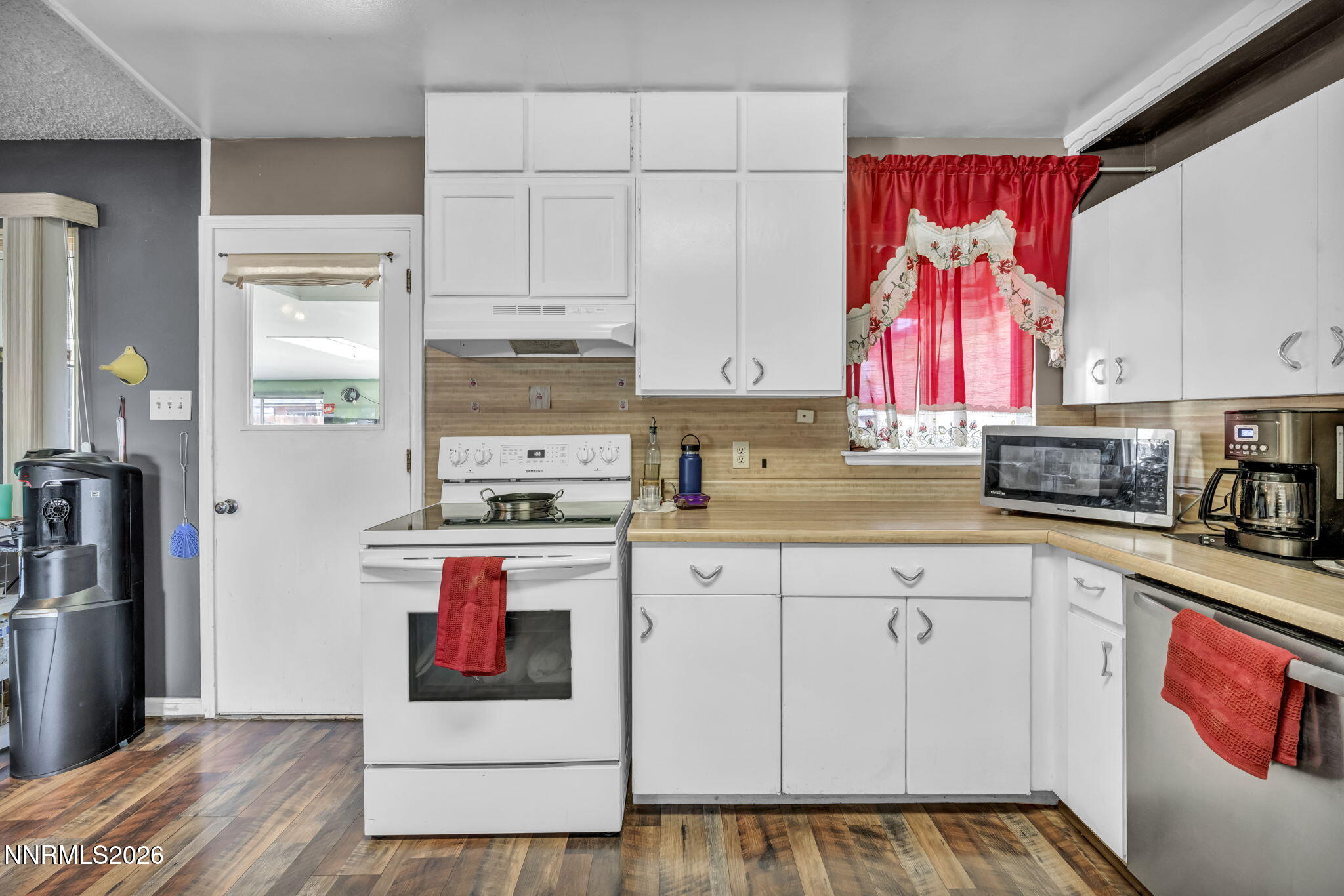 18 E Prater Way Property Photo 15